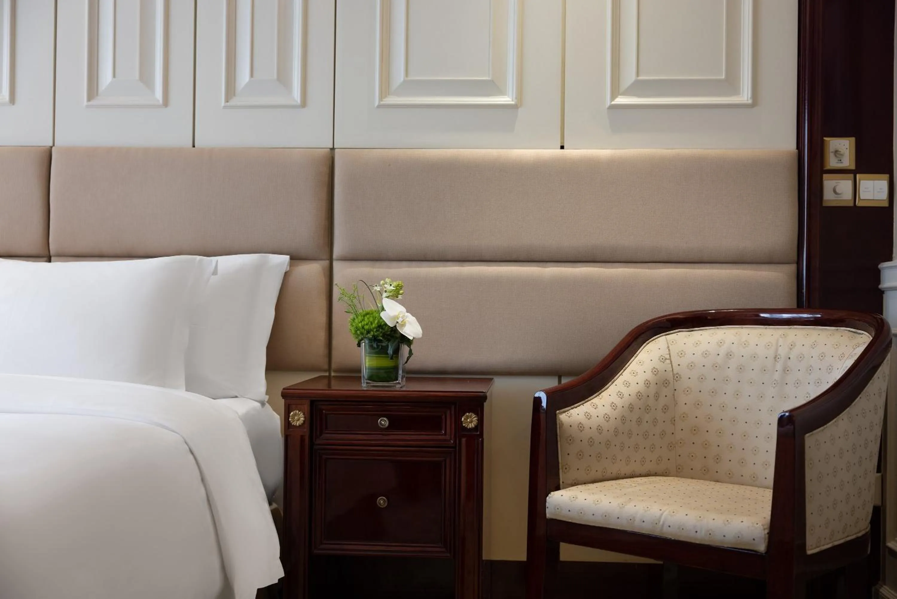 Photo of the whole room, Bed in Crowne Plaza Hotel & Suites Landmark Shenzhen by IHG