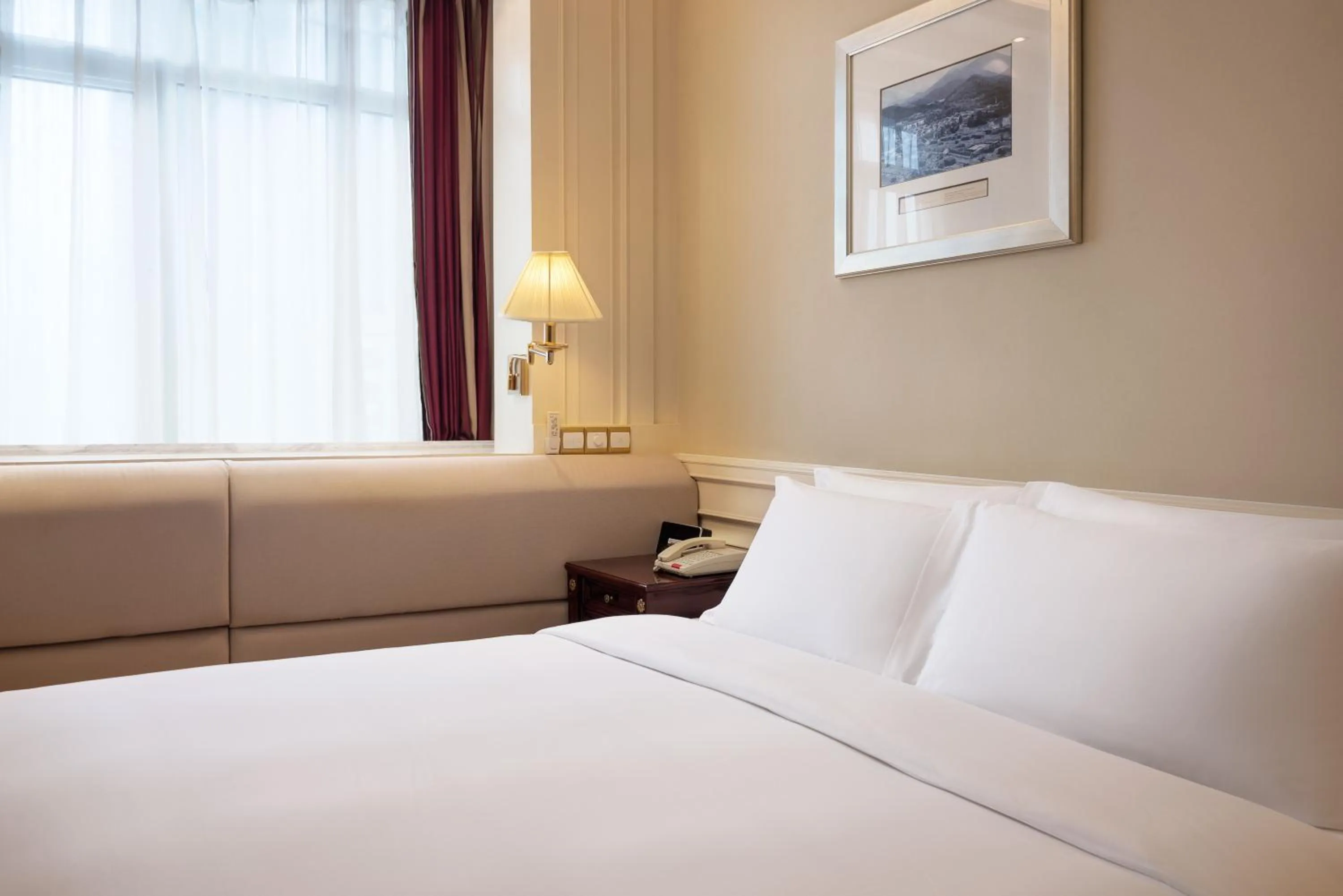 Photo of the whole room, Bed in Crowne Plaza Hotel & Suites Landmark Shenzhen by IHG