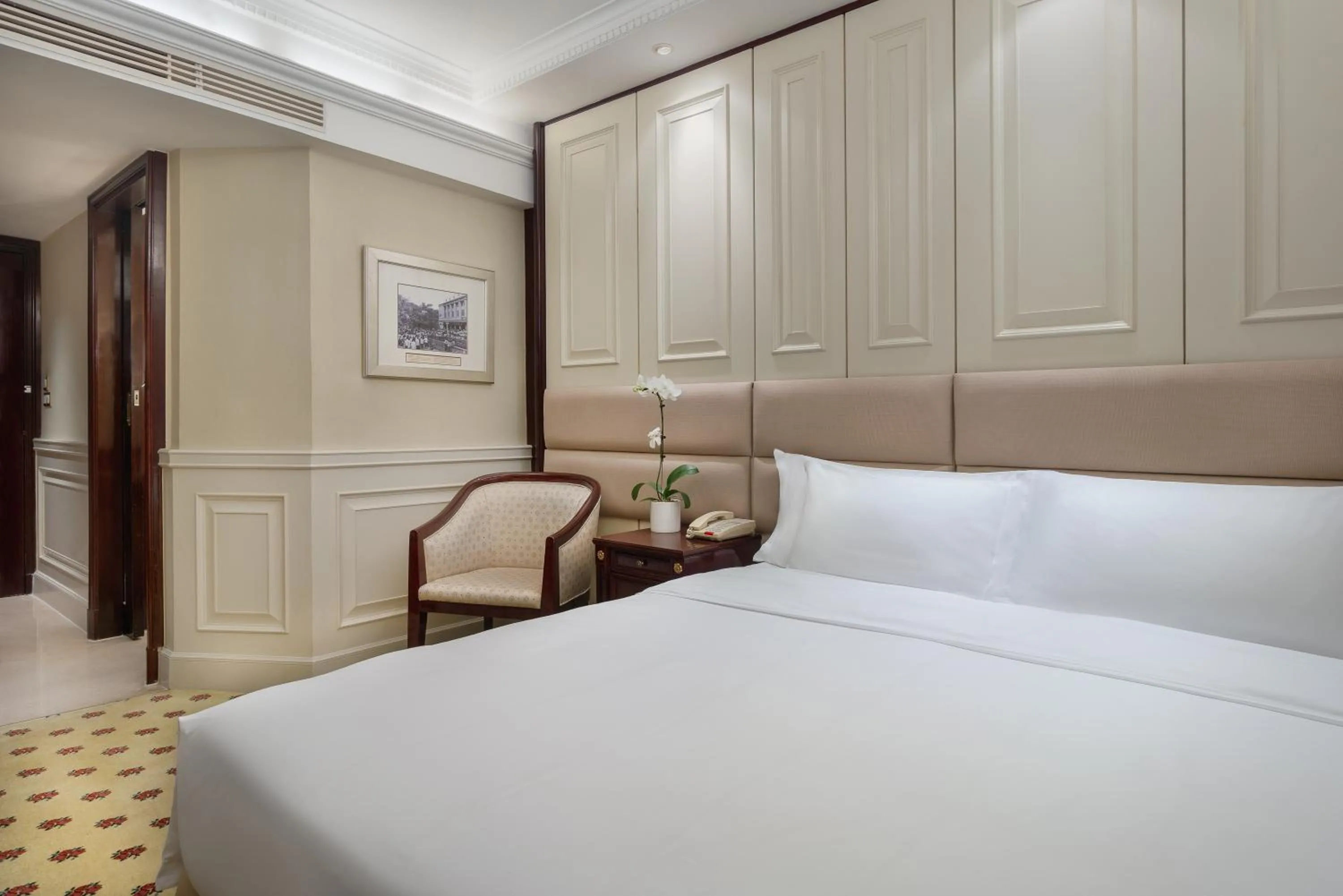 Photo of the whole room, Bed in Crowne Plaza Hotel & Suites Landmark Shenzhen by IHG