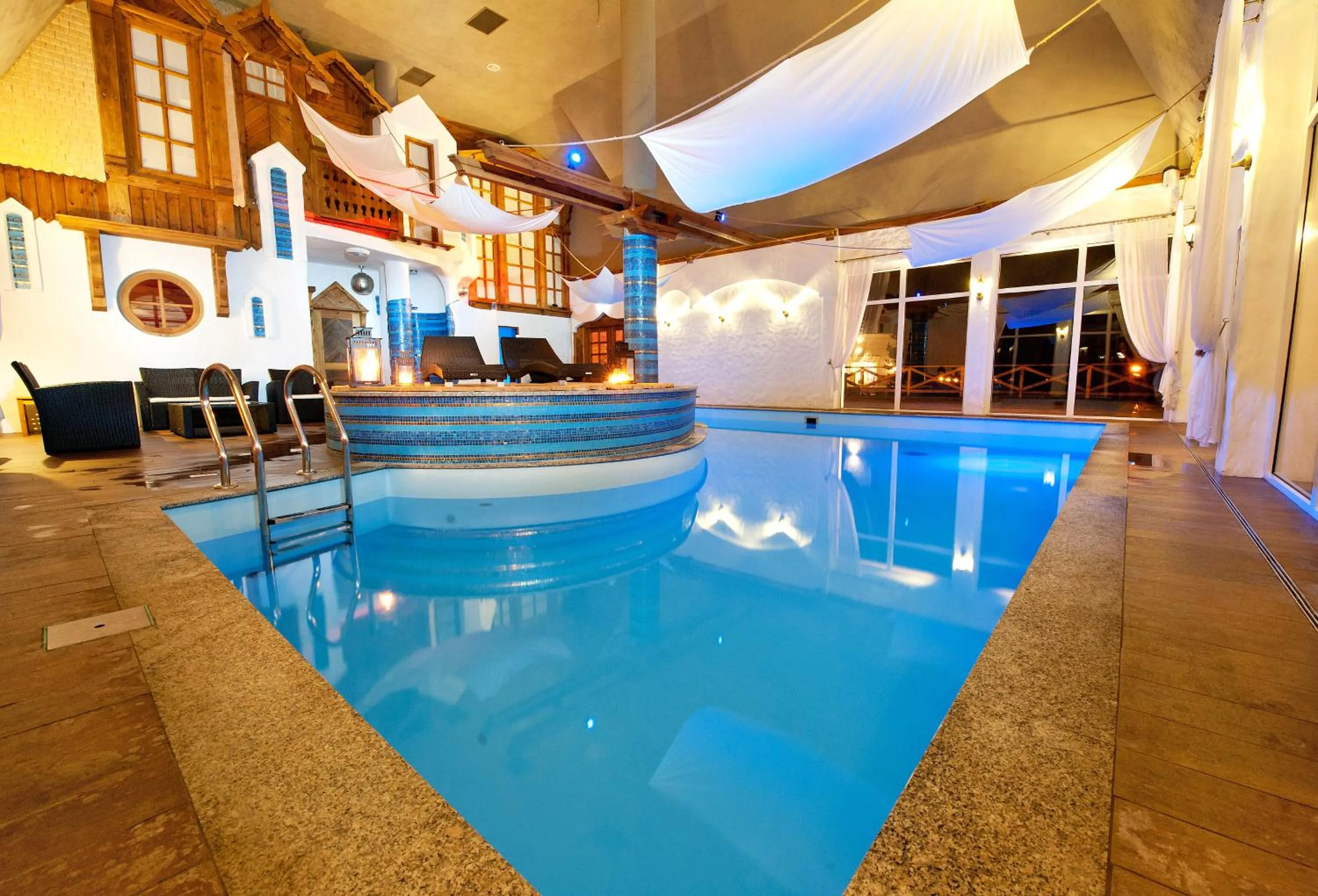Swimming pool in Hotel Lipowy Most