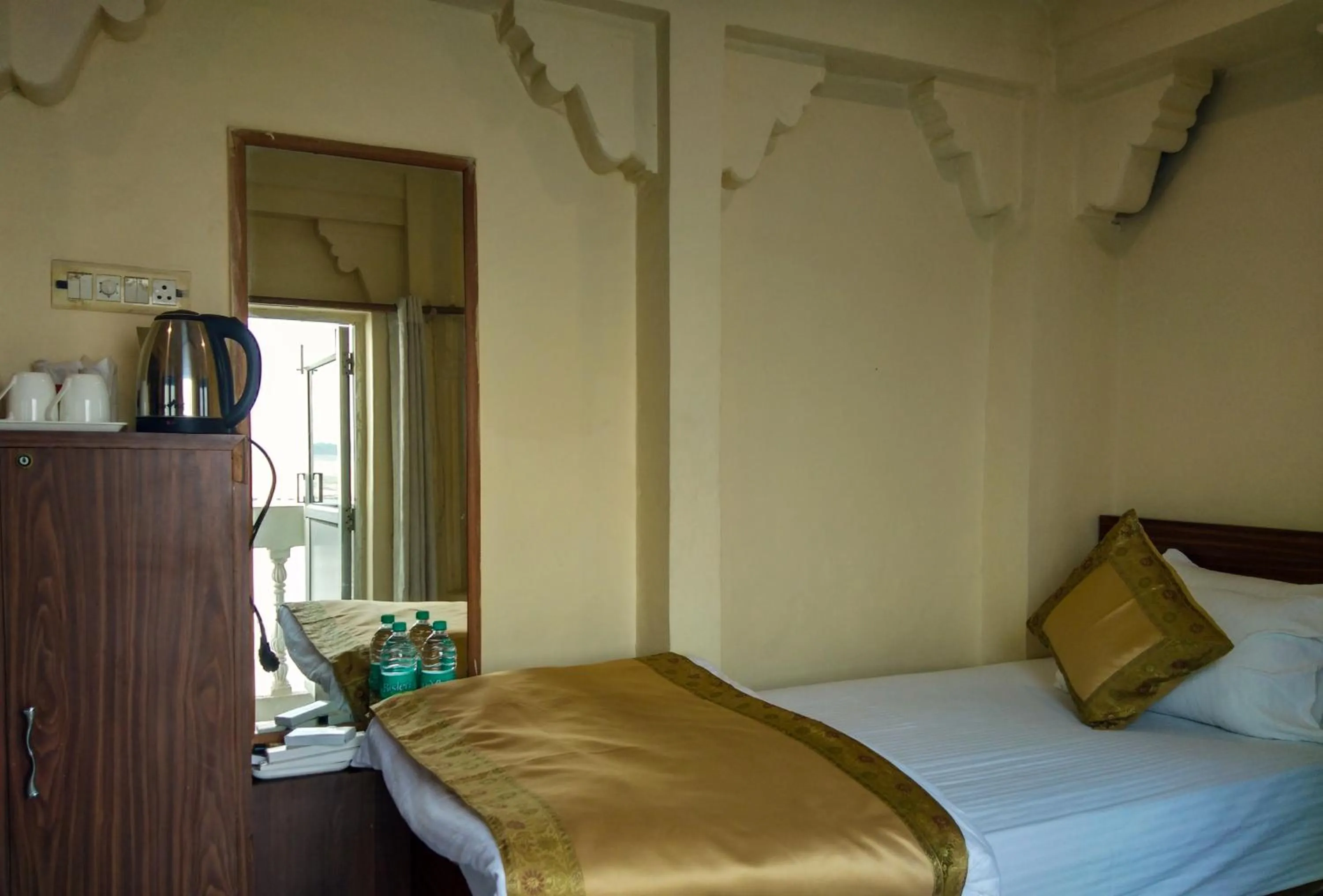 Bed in Dwivedi Hotels Palace On Steps