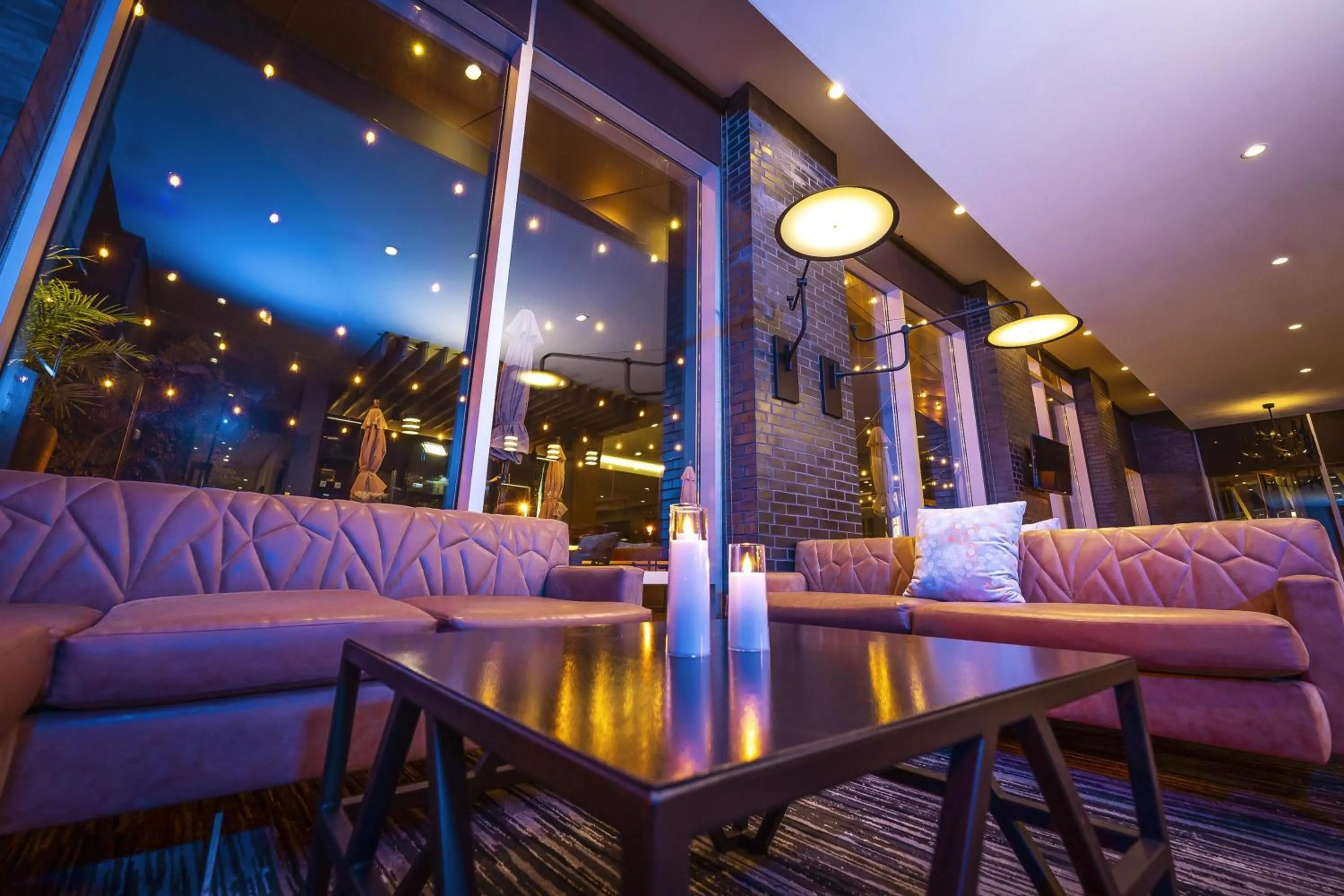 Lounge or bar in Hyatt Place Milwaukee Downtown