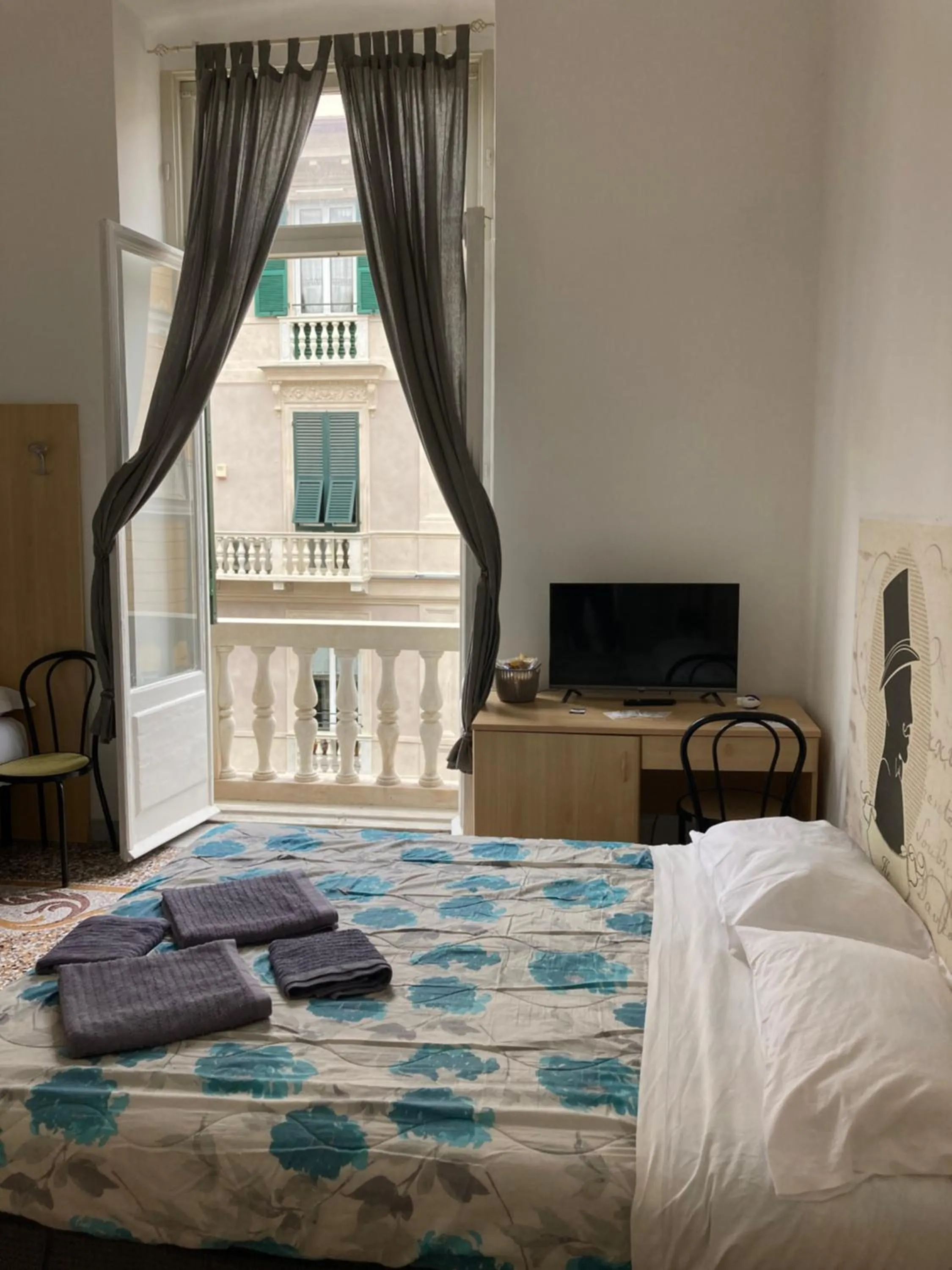 TV and multimedia, Bed in Guest House Roma