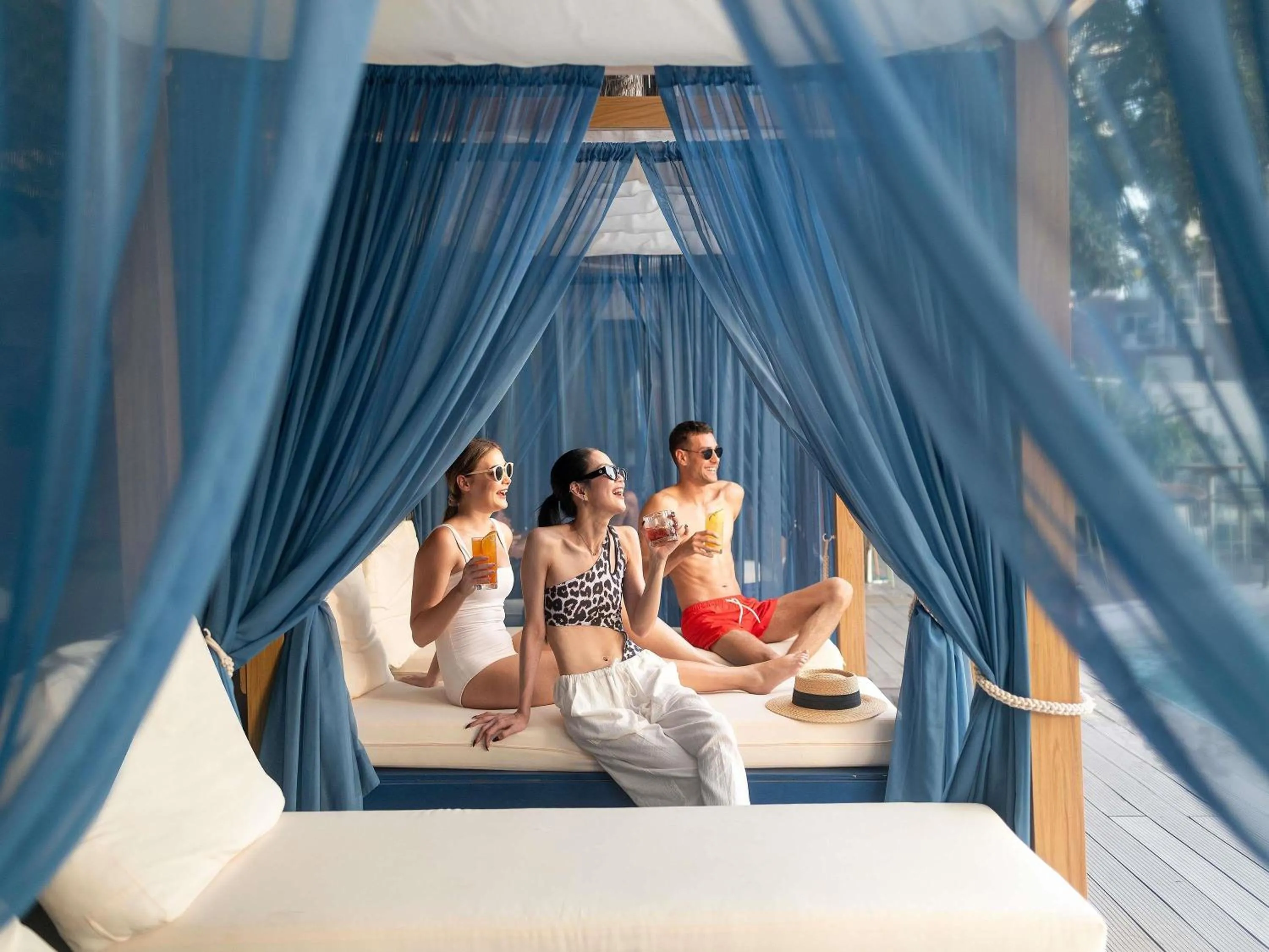 Lounge or bar, Bed in Novotel Bangkok Platinum Pratunam