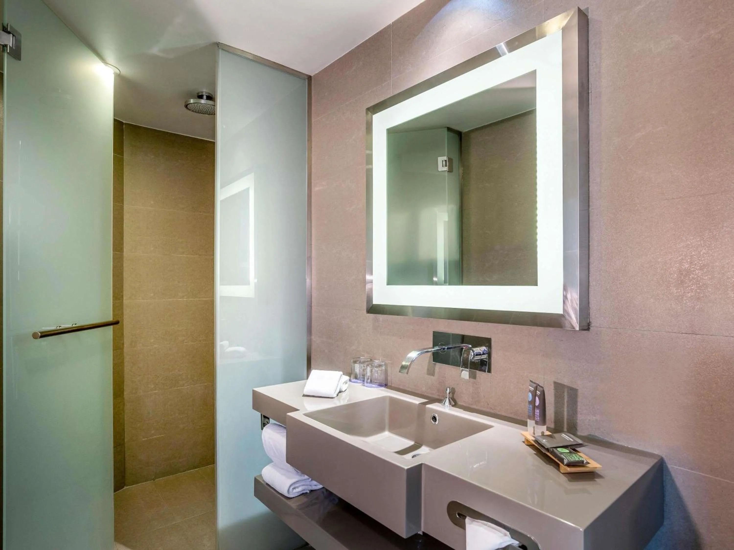 Bedroom in Novotel Bangkok Platinum Pratunam