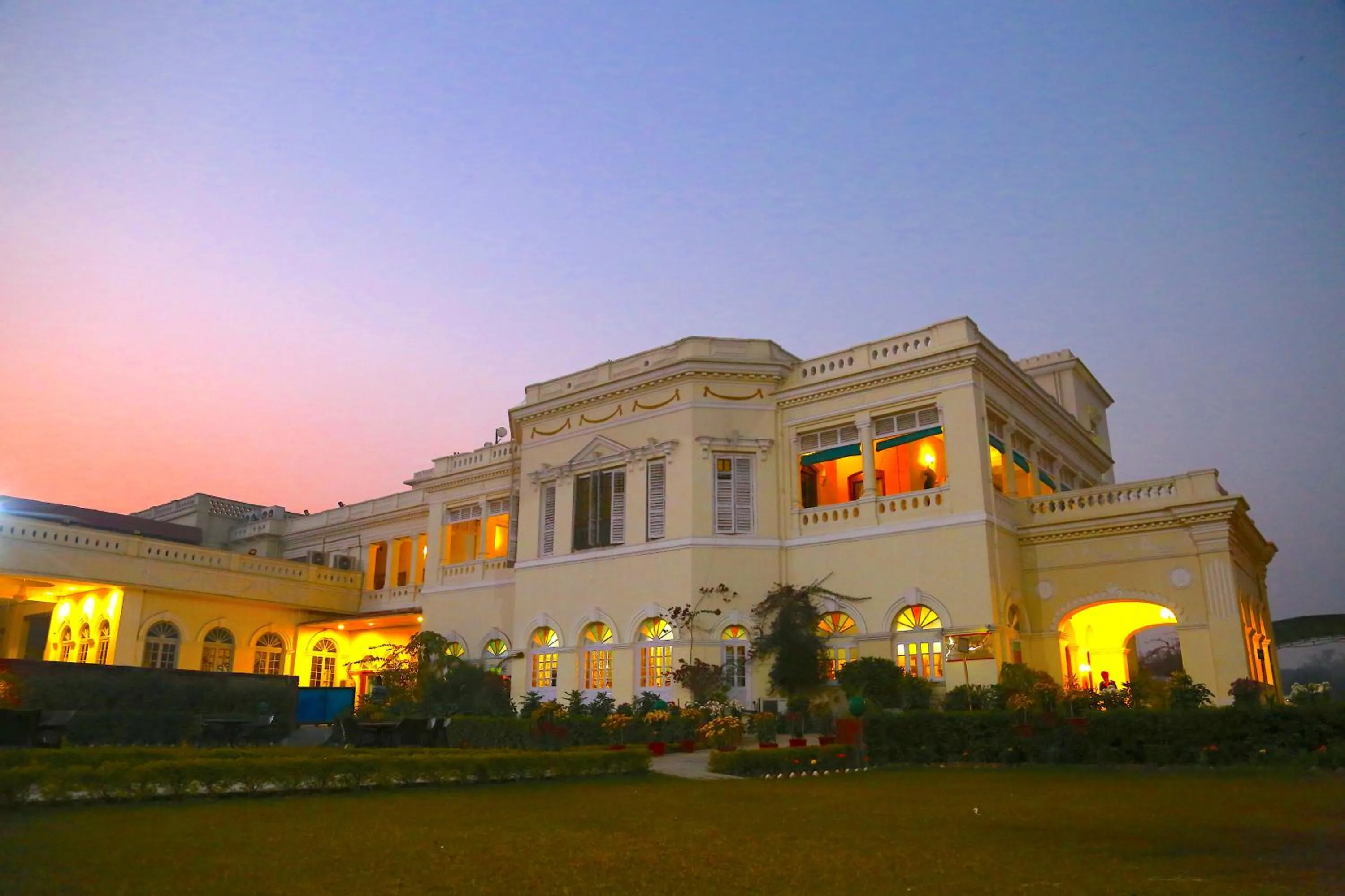 Restaurant/places to eat in Hotel Surya, Kaiser Palace