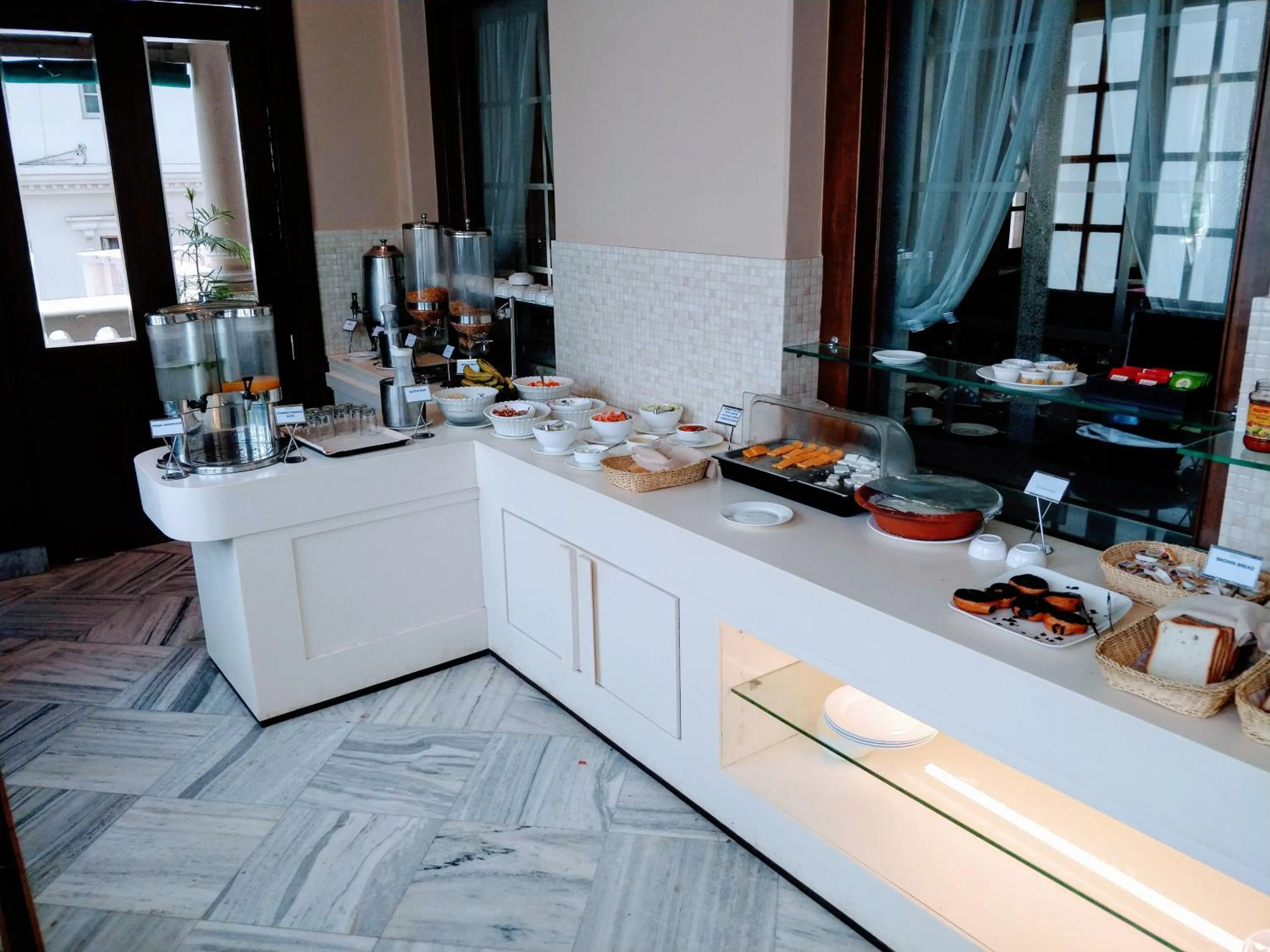 Breakfast in Hotel Surya, Kaiser Palace