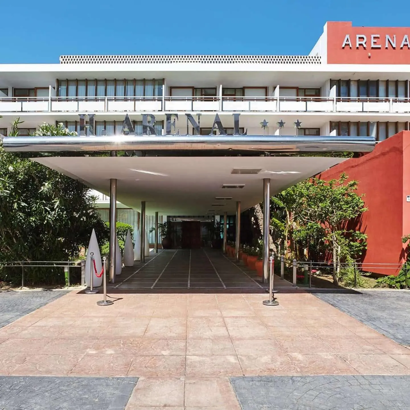 Facade/entrance in Hotel Arenal