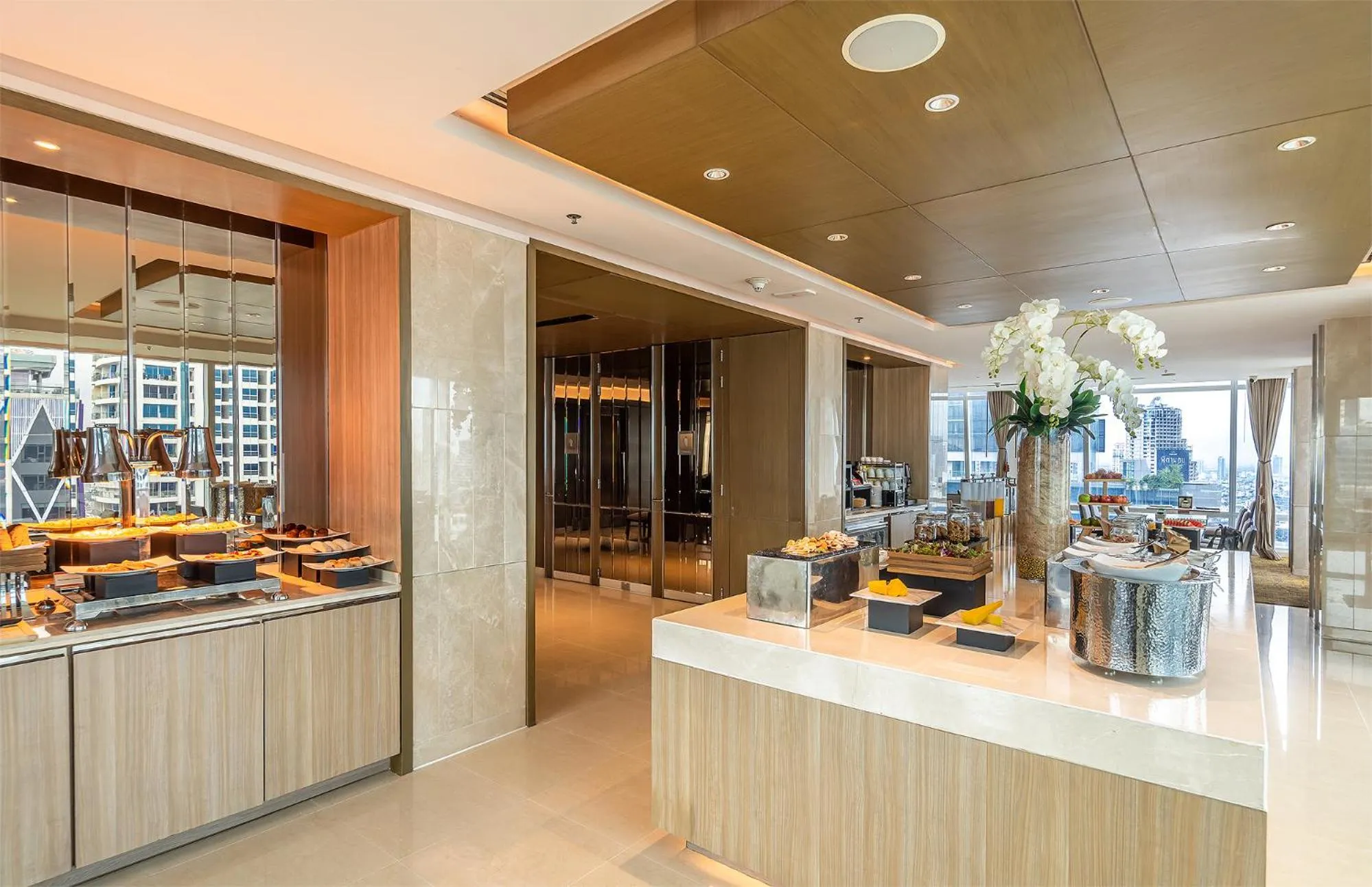 Lounge or bar in Eastin Grand Hotel Sathorn