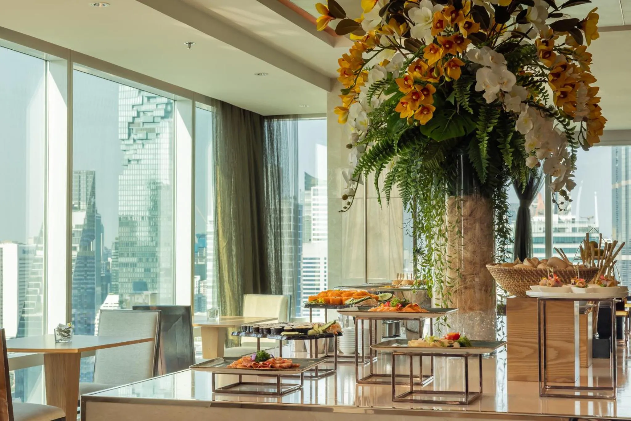 Lounge or bar in Eastin Grand Hotel Sathorn