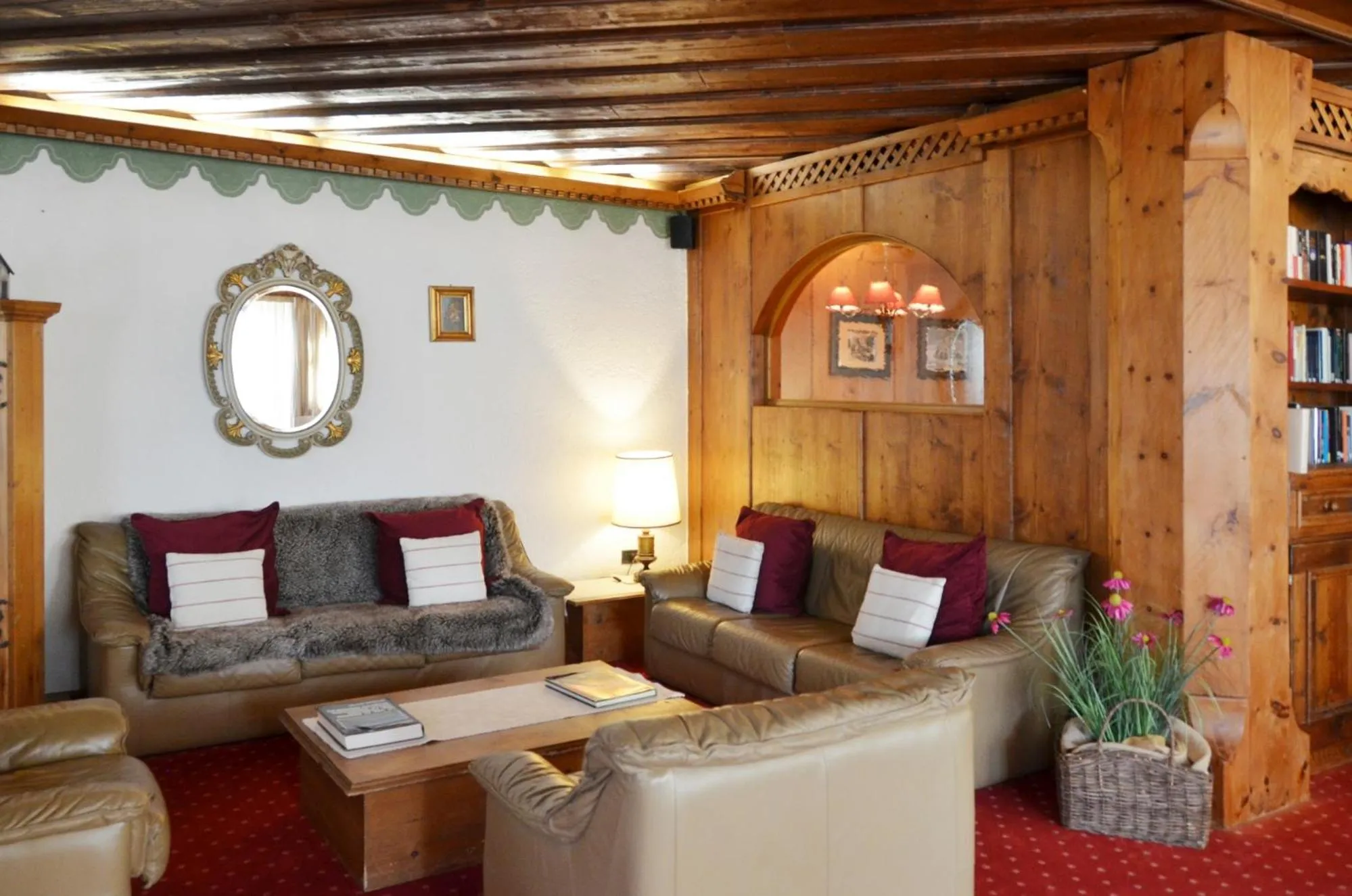 Communal lounge/ TV room in Park Hotel Bellacosta