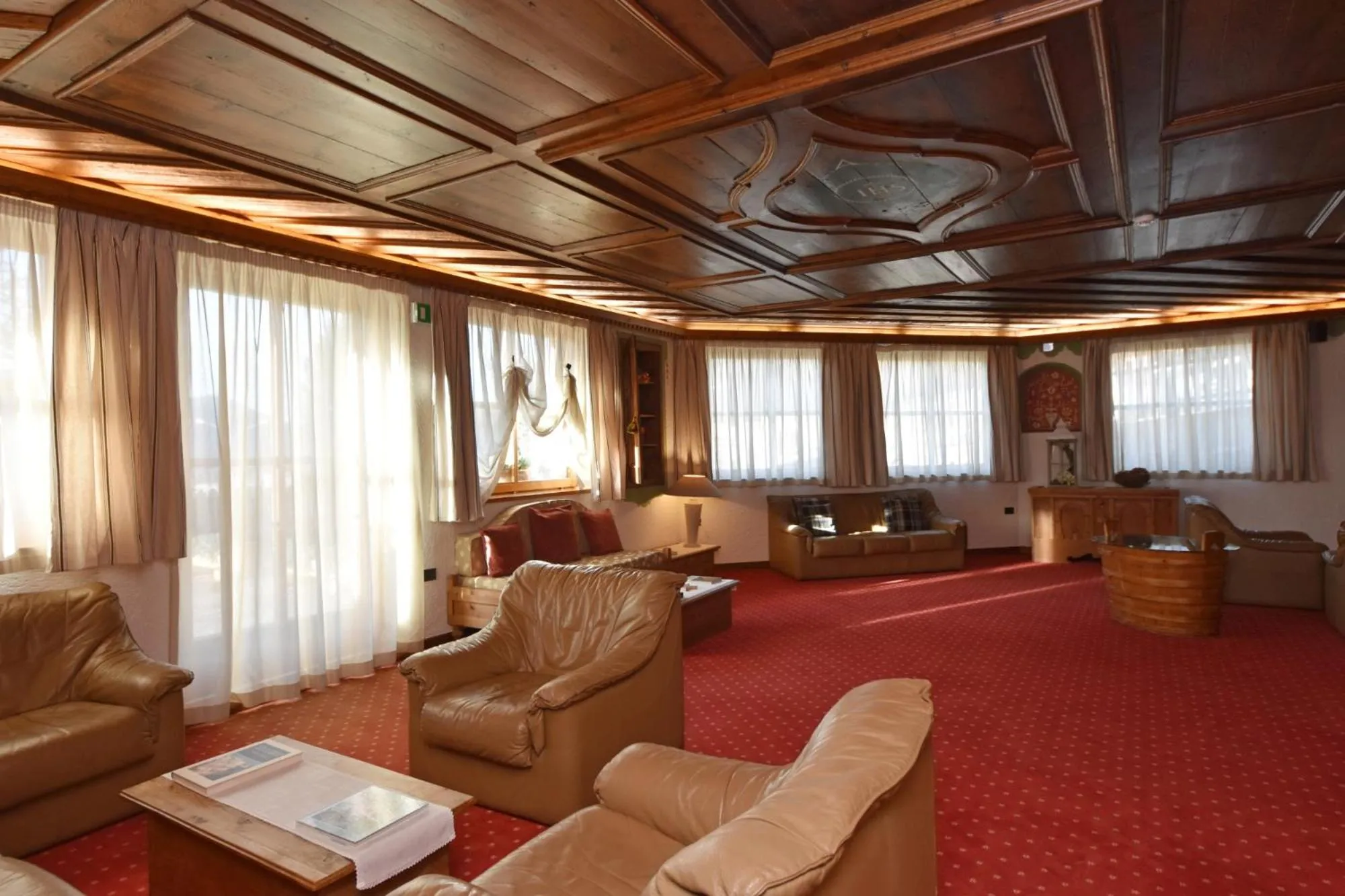 Communal lounge/ TV room in Park Hotel Bellacosta