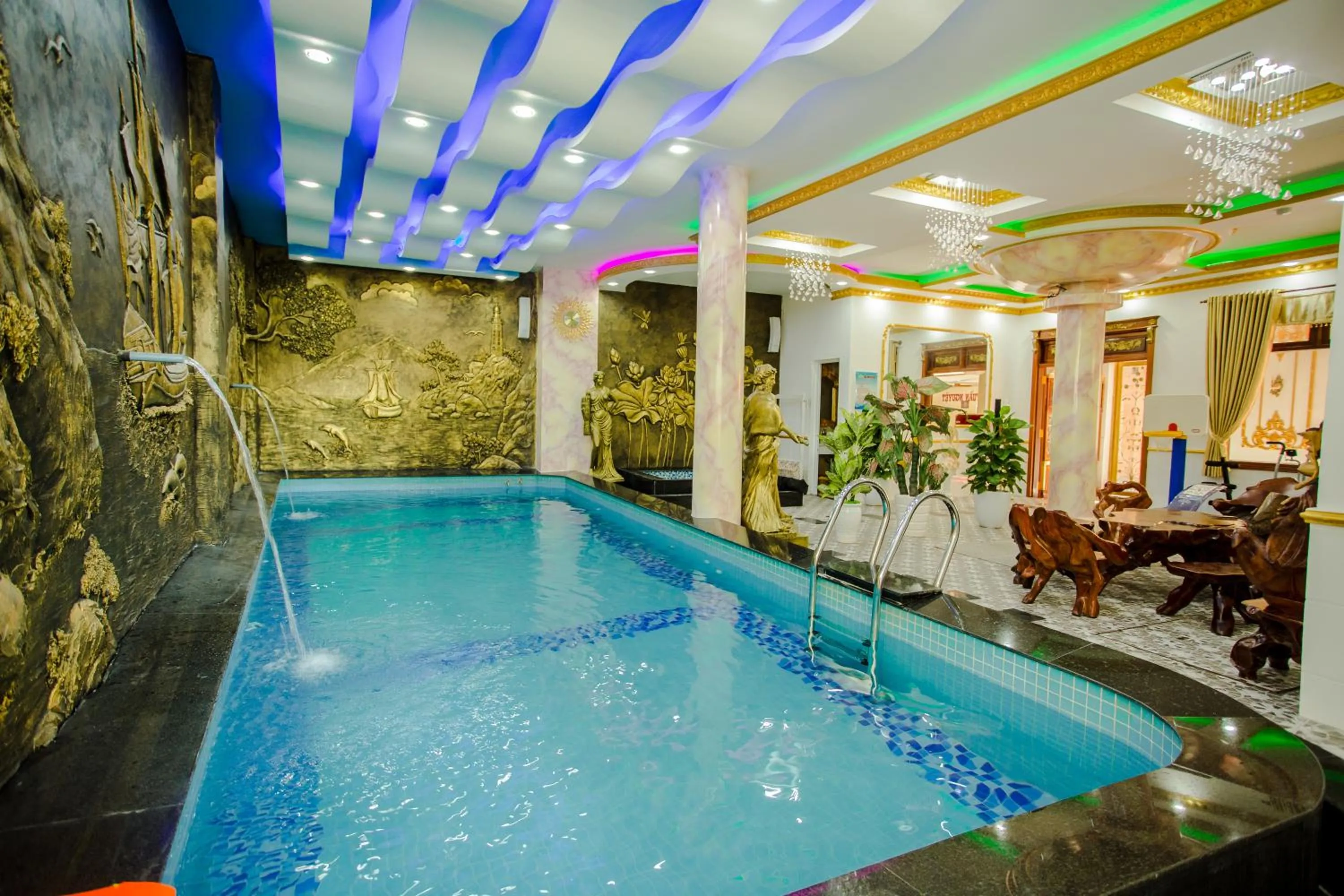 Swimming pool in King Hotel Quang Ngai