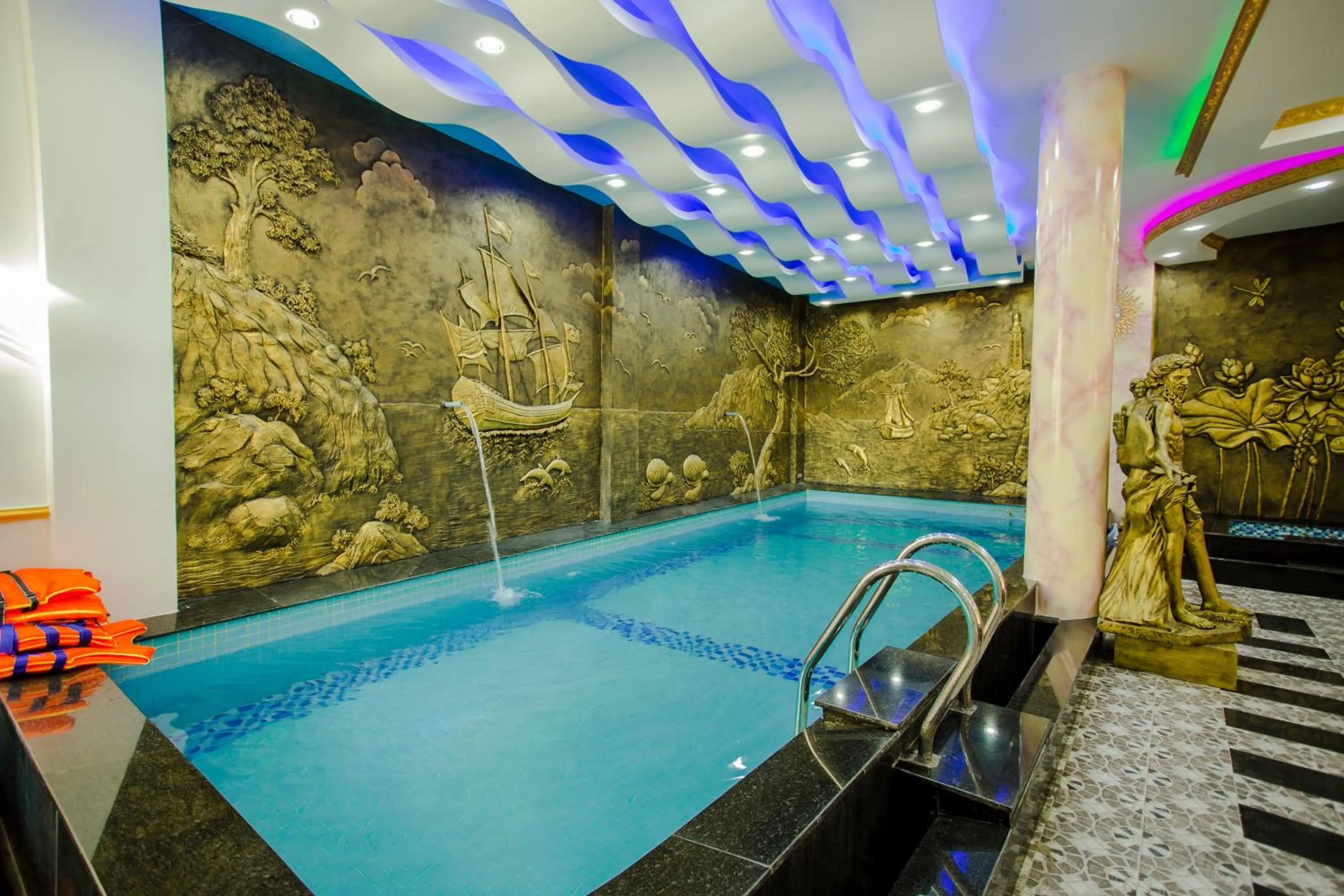 Swimming pool in King Hotel Quang Ngai