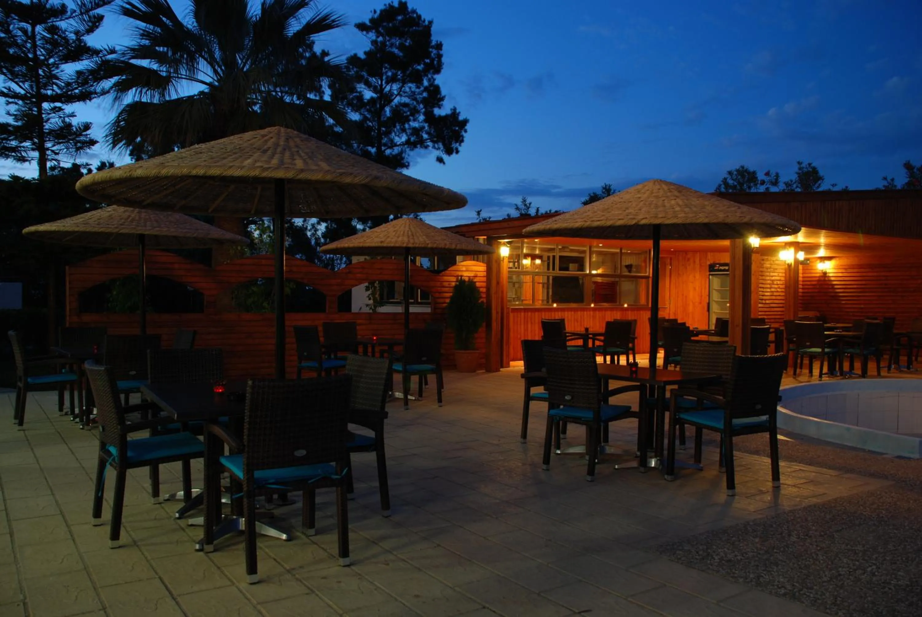 Restaurant/places to eat in Vallian Village Hotel