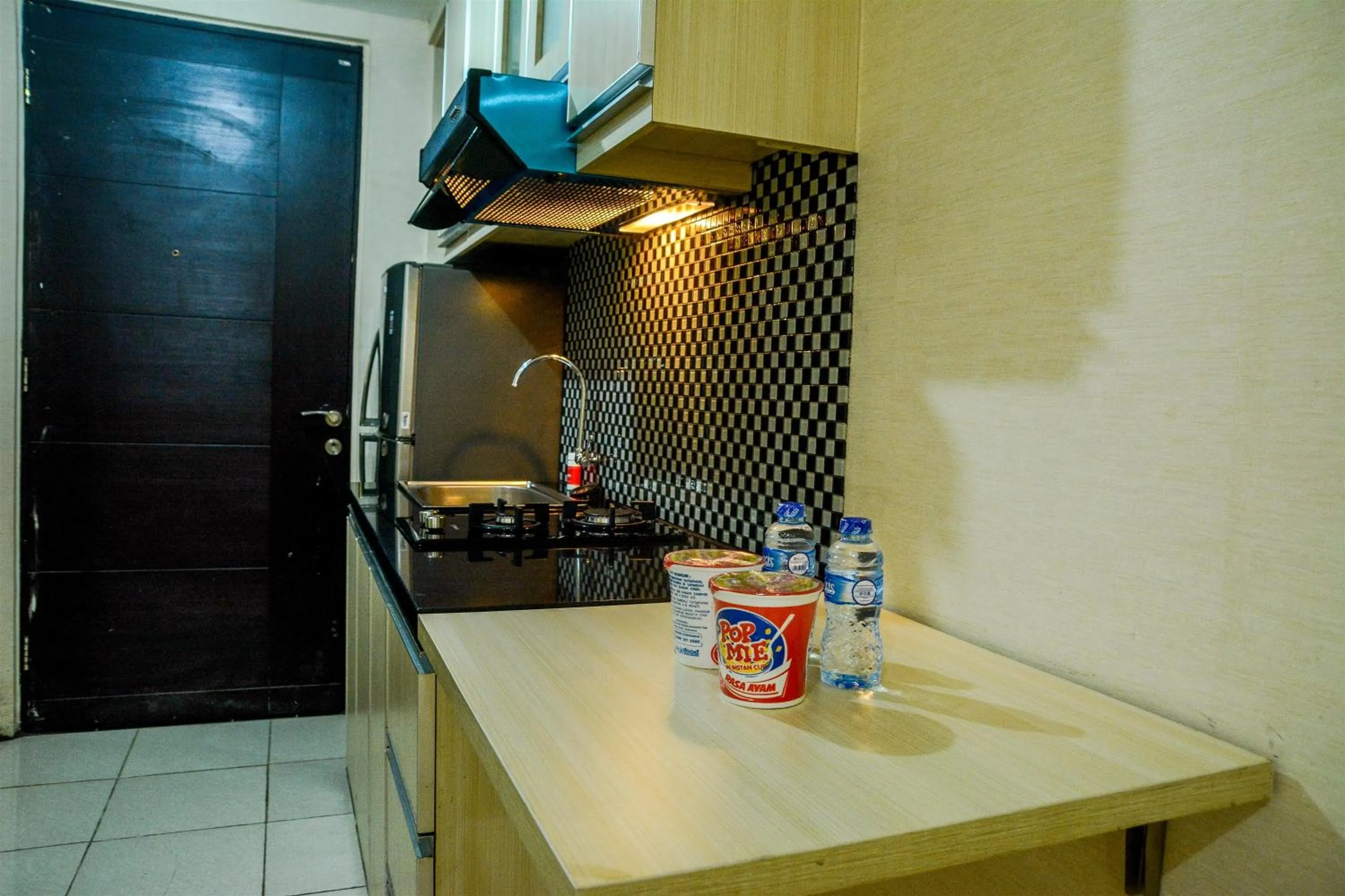 Modern Studio Room at Grand Serpong Apartment By Travelio