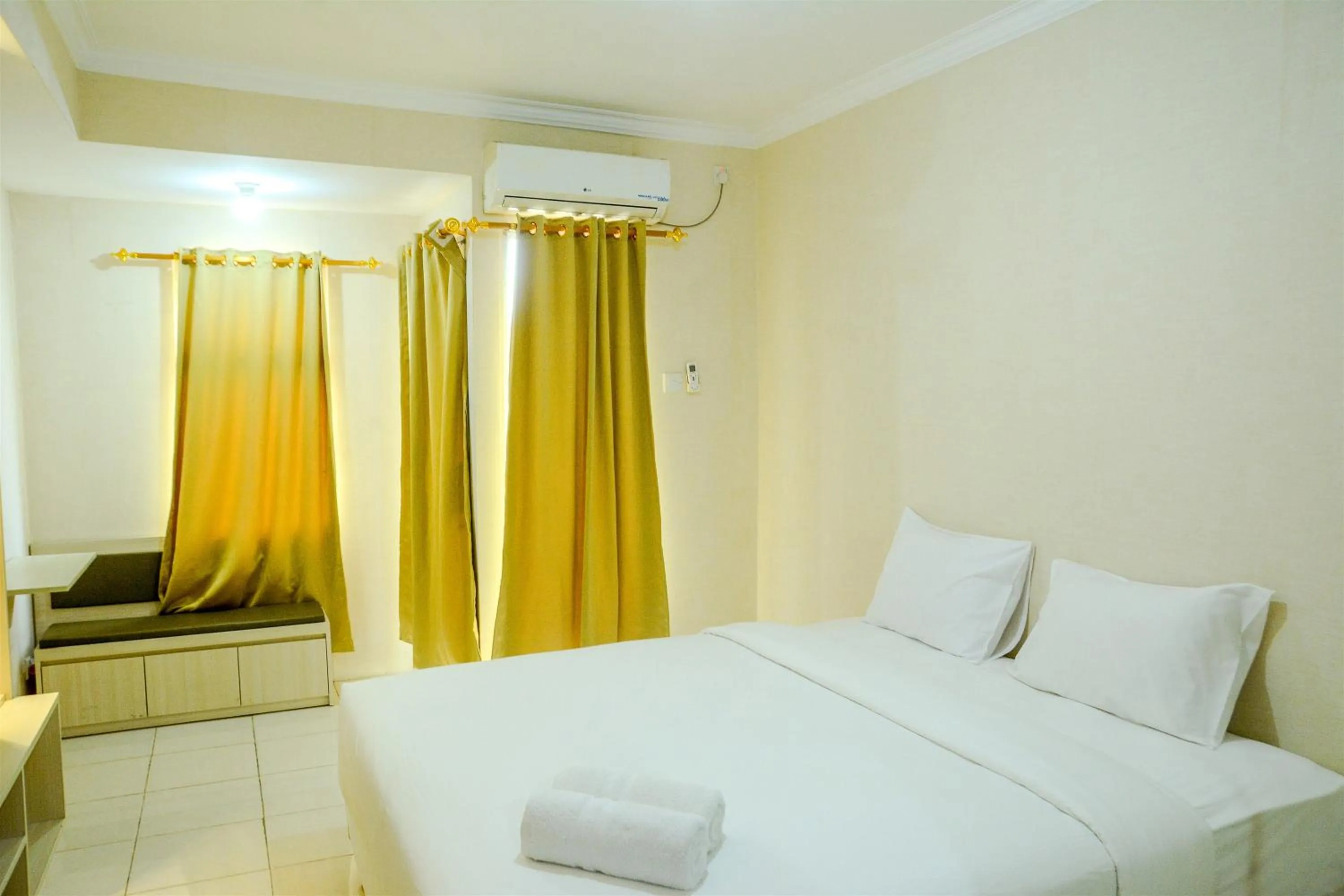 Bed in Modern Studio Room at Grand Serpong Apartment By Travelio