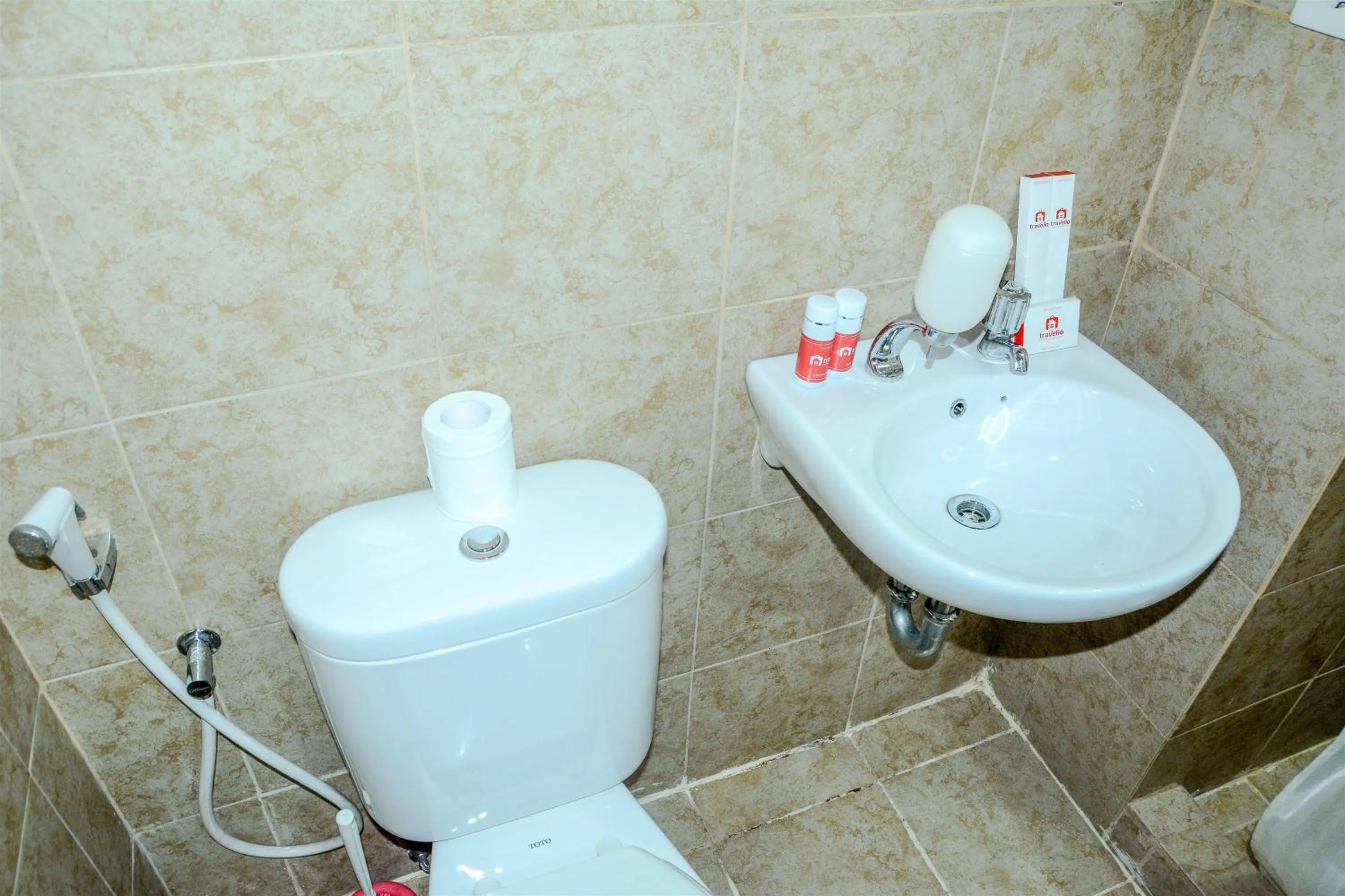 Modern Studio Room at Grand Serpong Apartment By Travelio