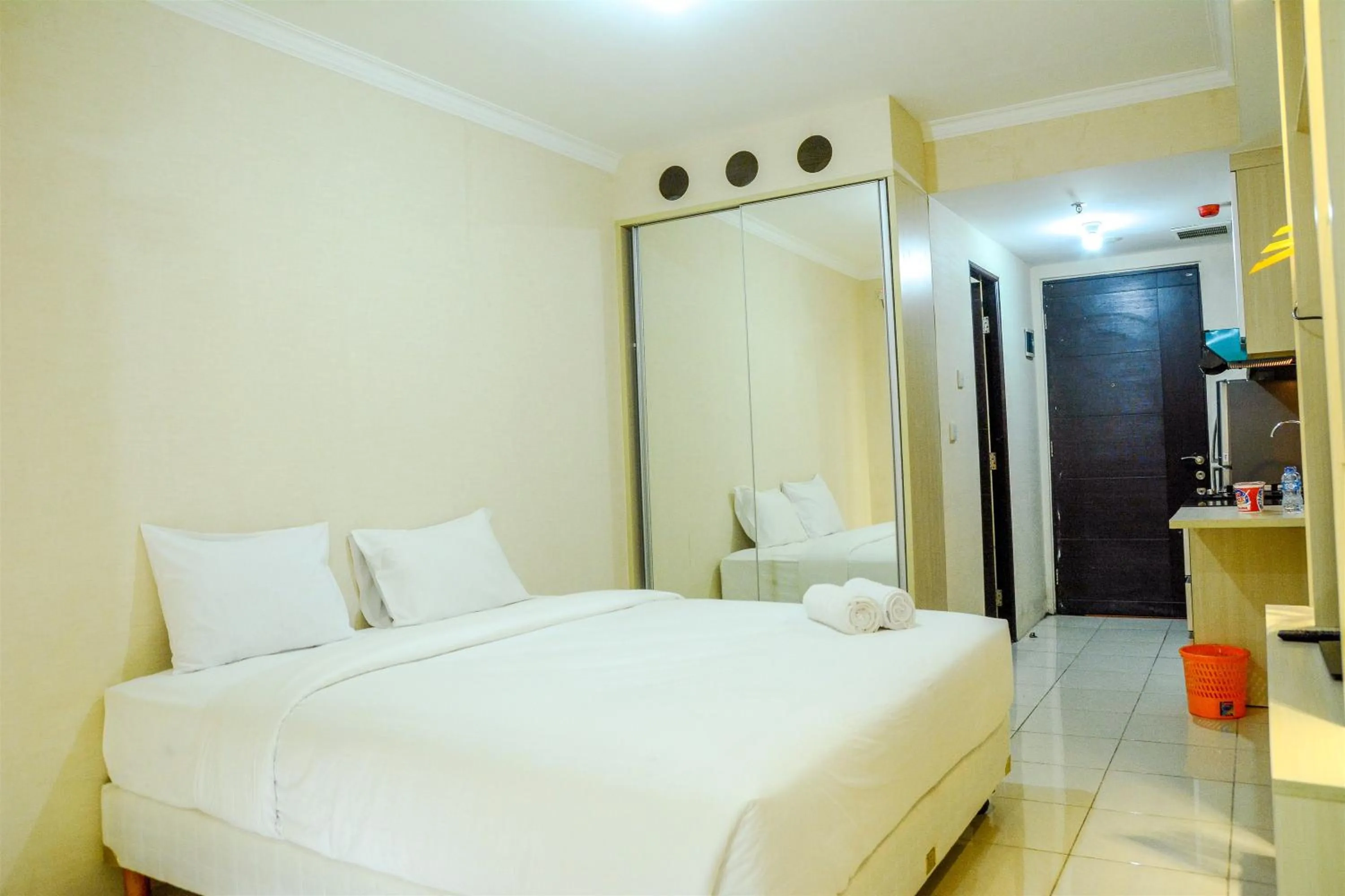Bed in Modern Studio Room at Grand Serpong Apartment By Travelio