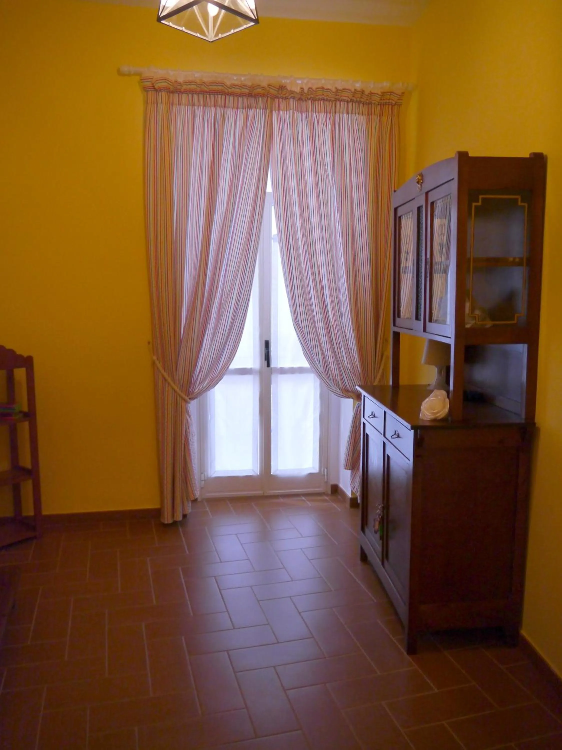 Library in B&B La Muraglia