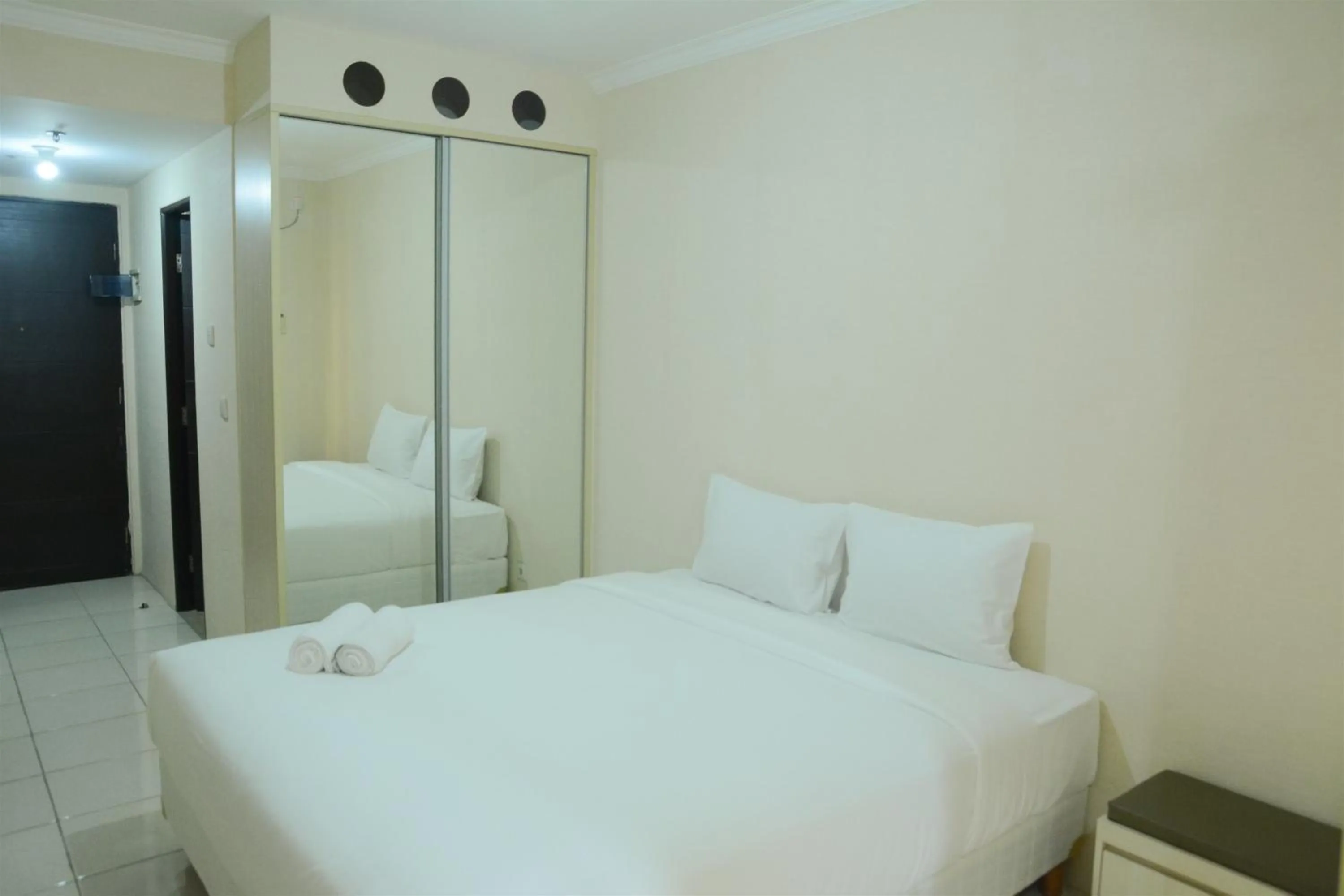 Bedroom, Bed in Minimalist Studio Room at Grand Serpong Apartment By Travelio