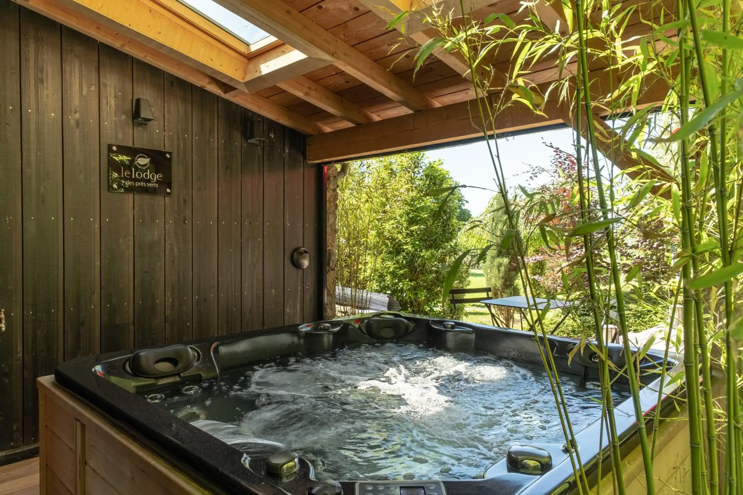 Double Room with Hot Tub in Le Domaine des Prés Verts Suites & Chambres avec Jacuzzi Privatif Double Room with Hot Tub in Le Domaine des Prés Verts Suites & Chambres avec Jacuzzi Privatif