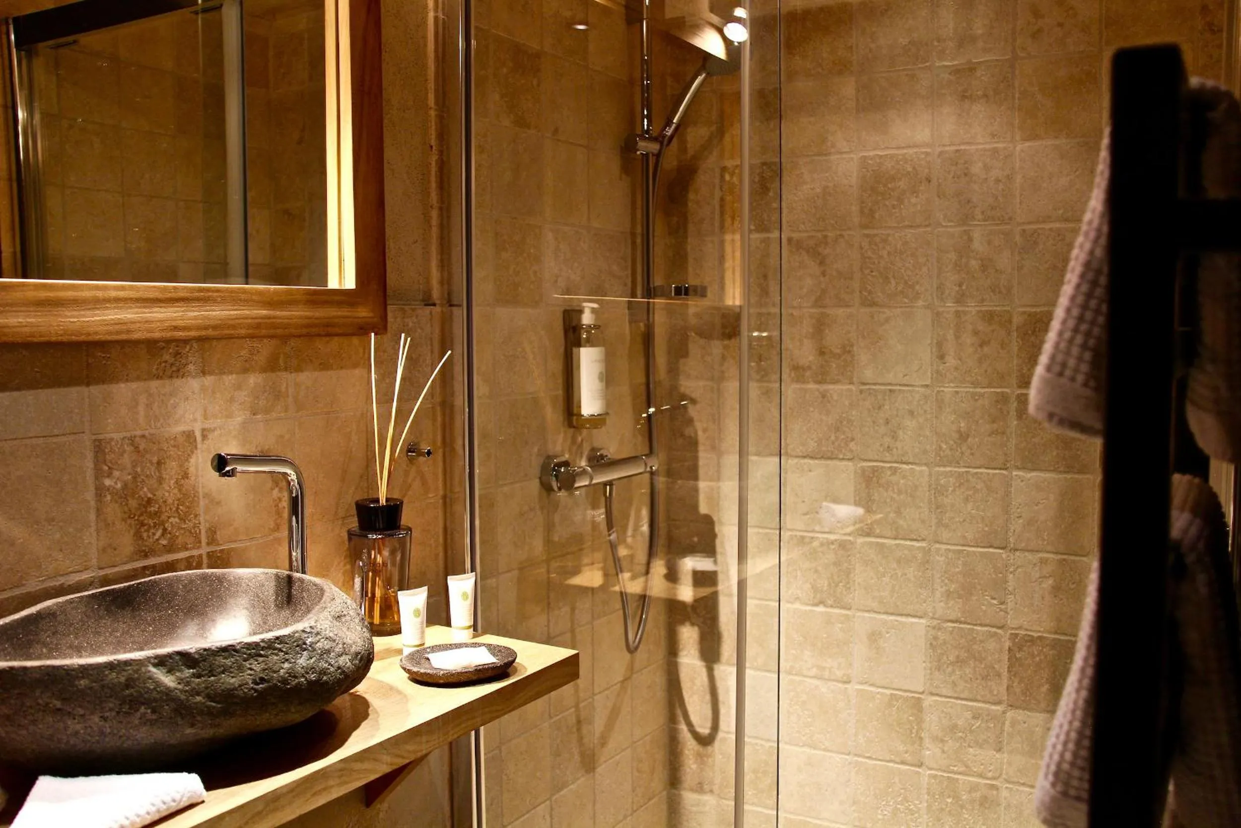 Shower in Le Domaine des Prés Verts Suites & Chambres avec Jacuzzi Privatif