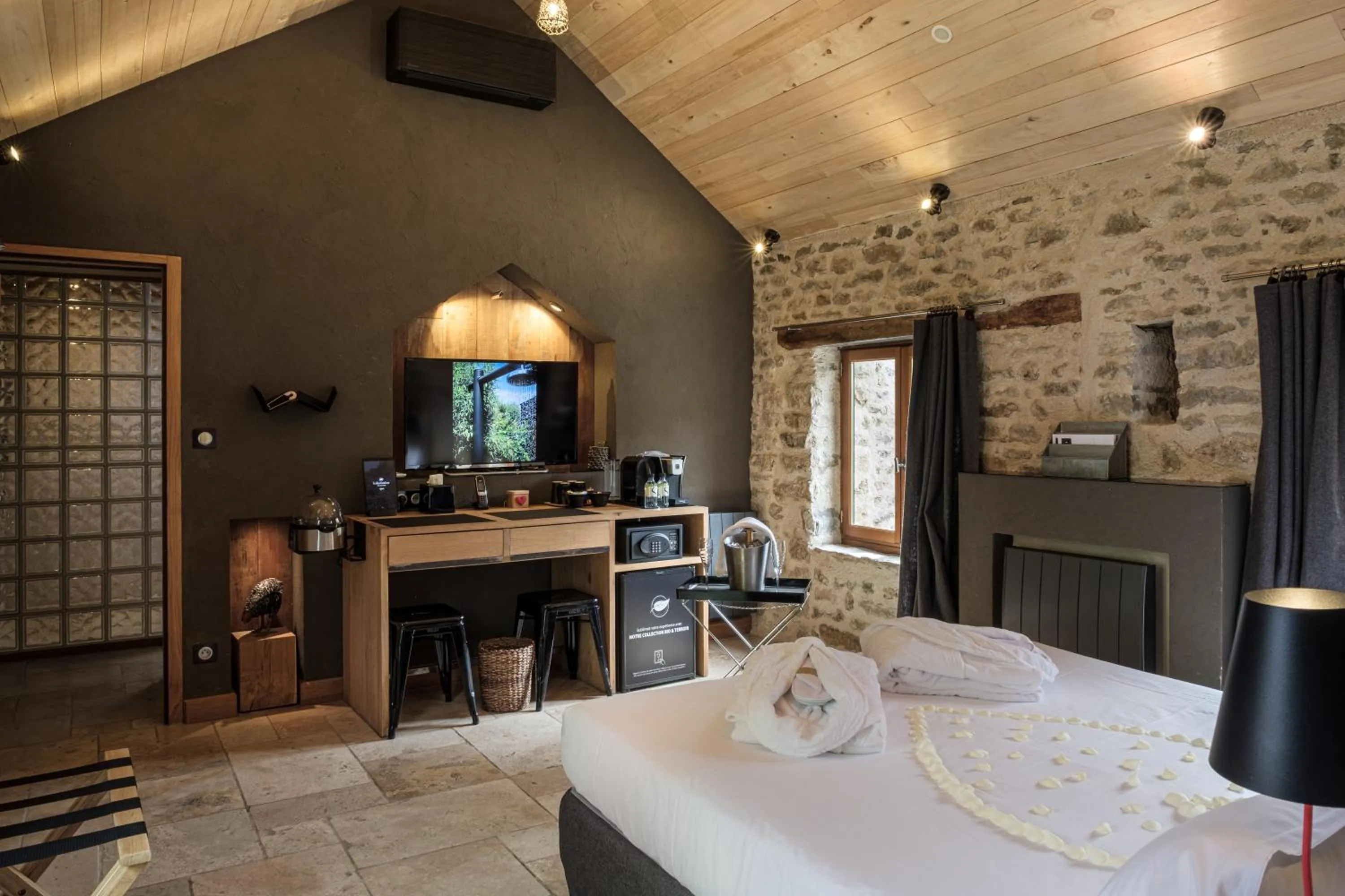 Photo of the whole room in Le Domaine des Prés Verts Suites & Chambres avec Jacuzzi Privatif