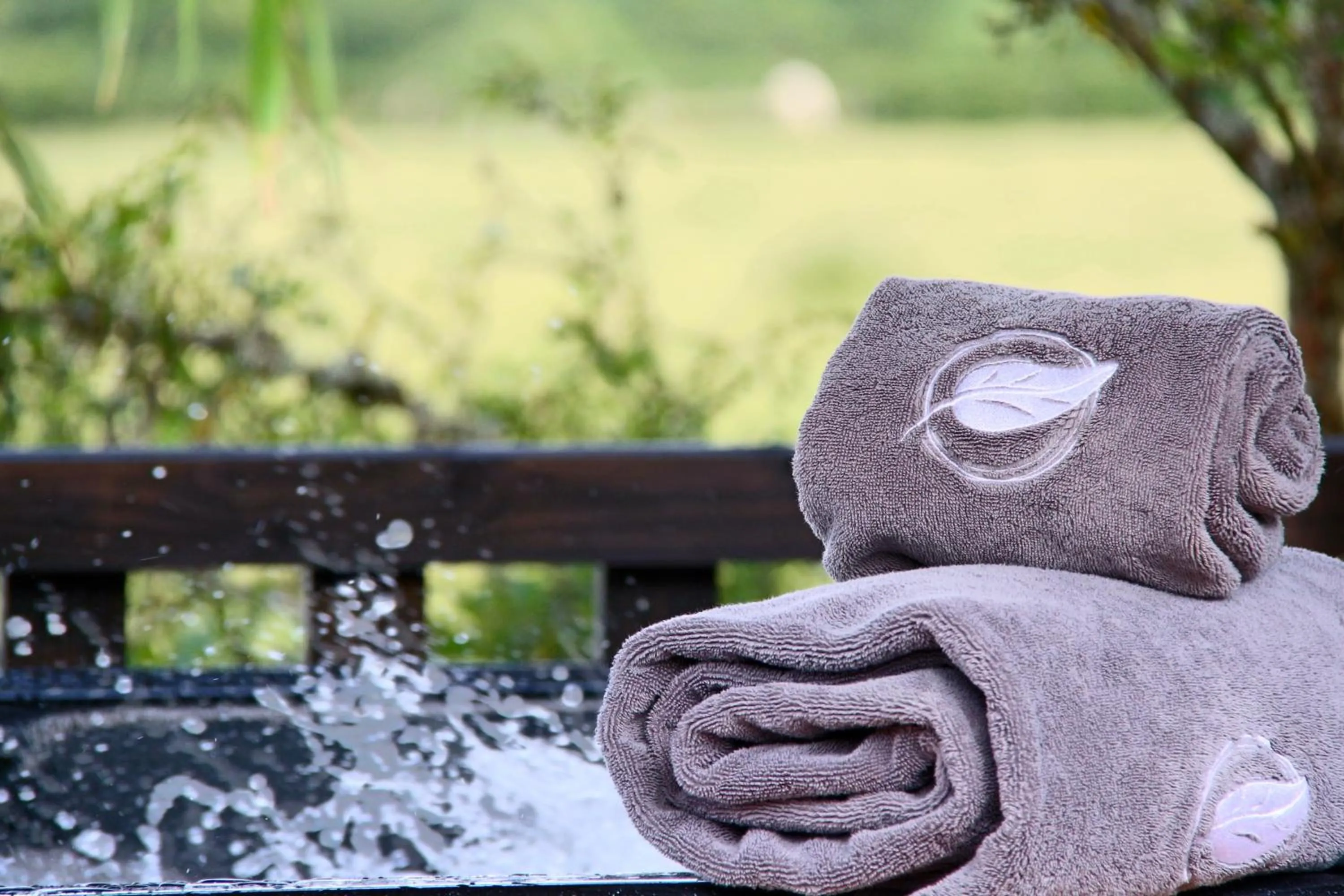 Hot Tub in Le Domaine des Prés Verts Suites & Chambres avec Jacuzzi Privatif