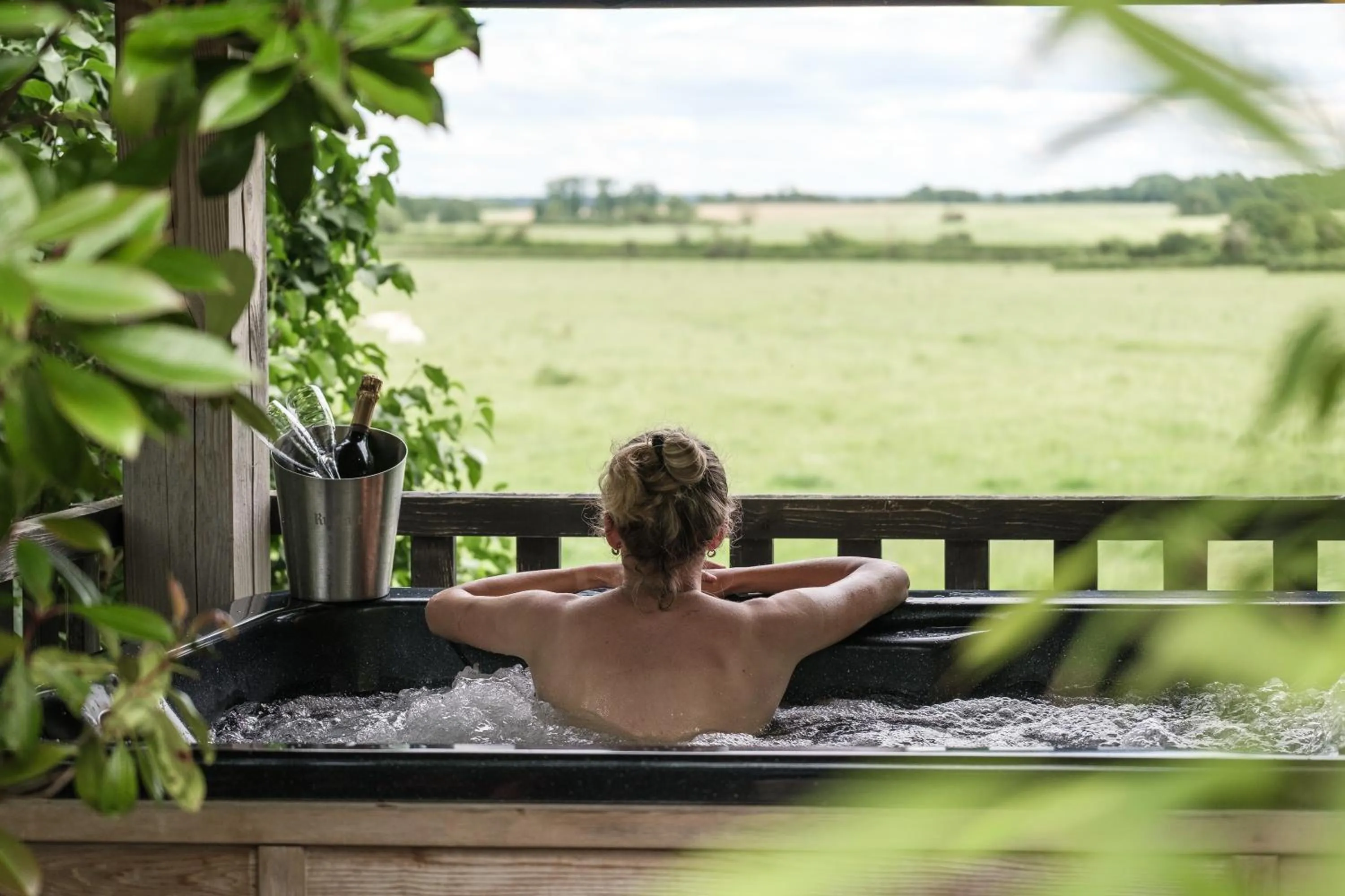 Hot Tub in Le Domaine des Prés Verts Suites & Chambres avec Jacuzzi Privatif