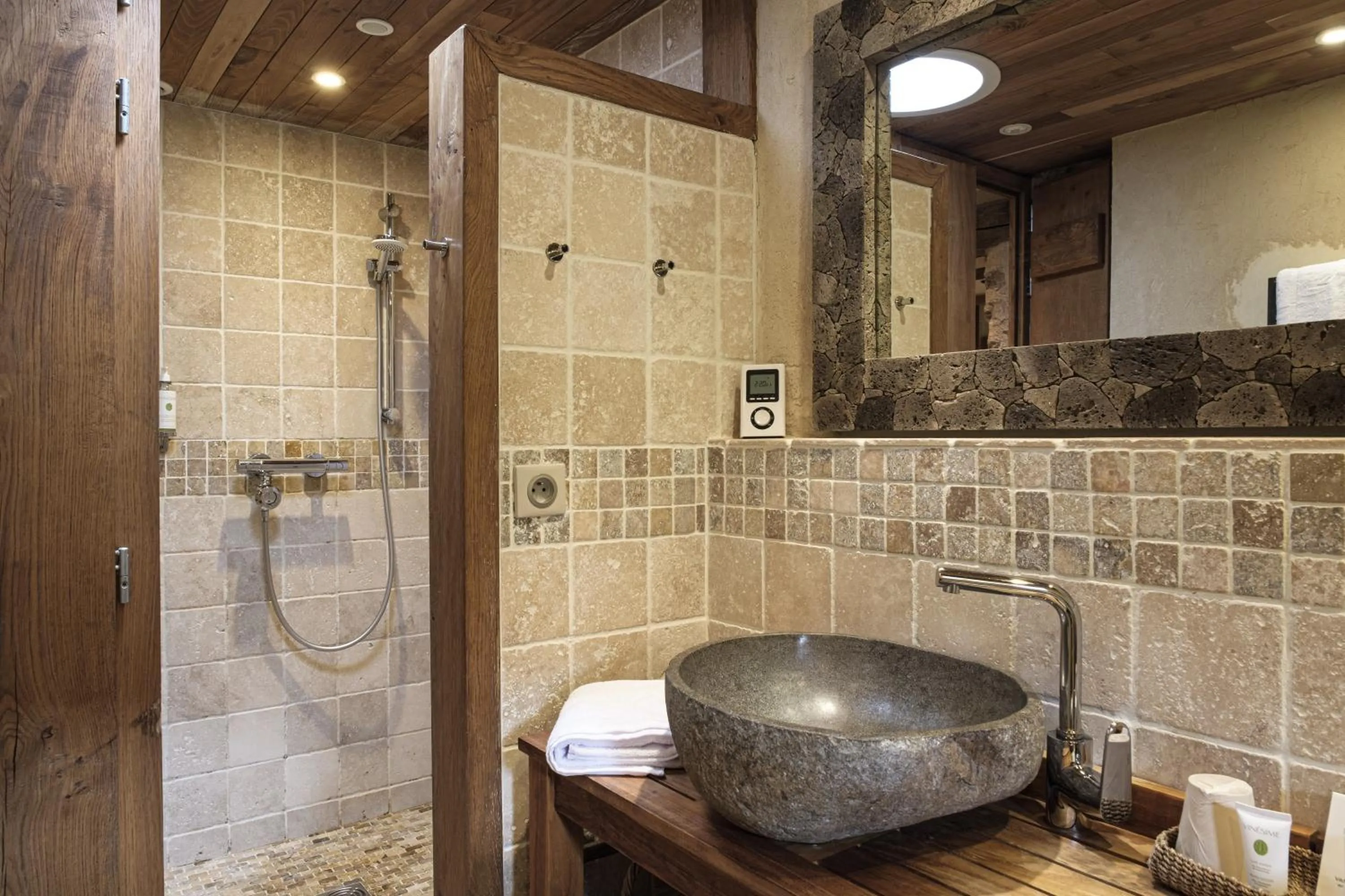 Bathroom in Le Domaine des Prés Verts Suites & Chambres avec Jacuzzi Privatif
