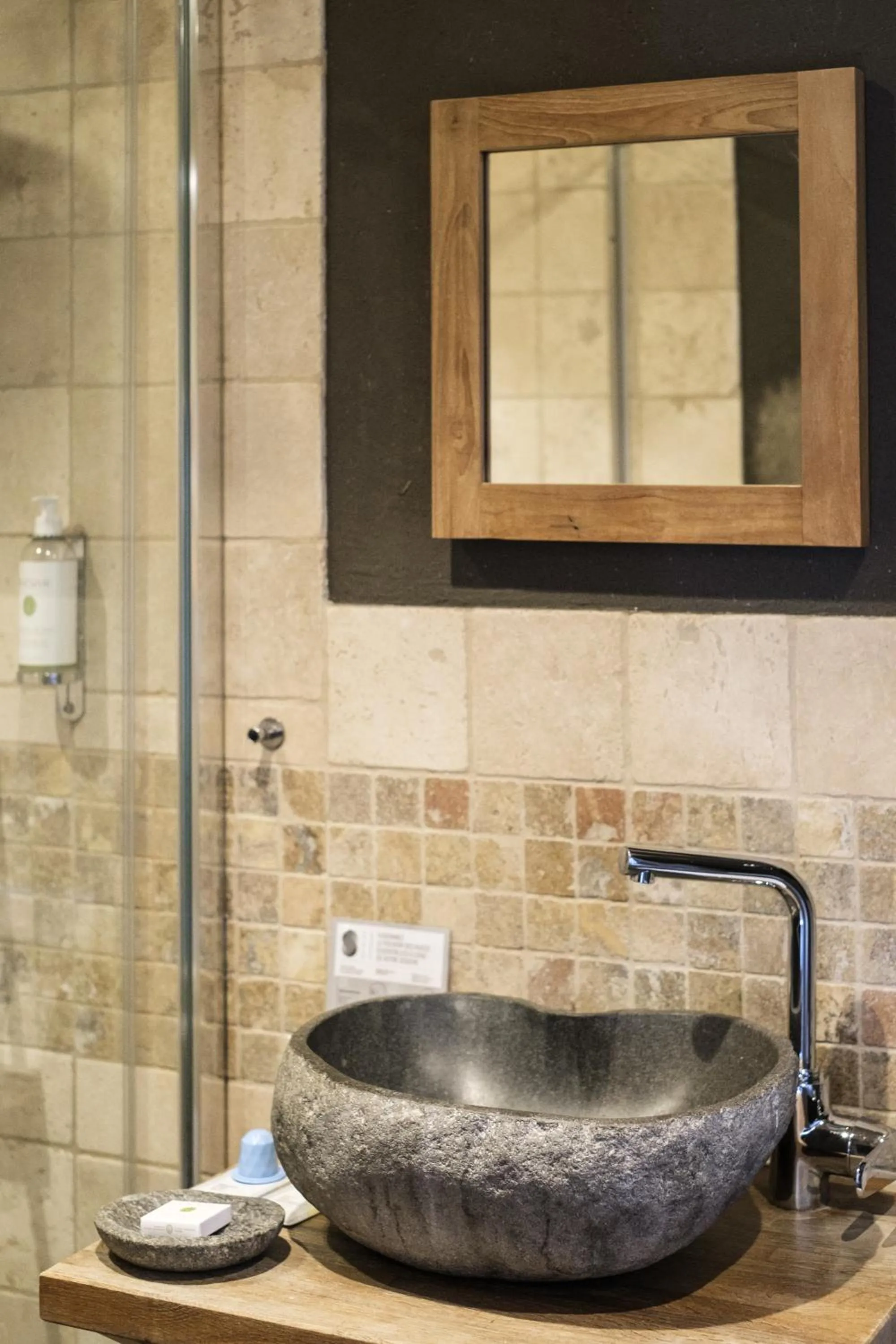 Bathroom in Le Domaine des Prés Verts Suites & Chambres avec Jacuzzi Privatif