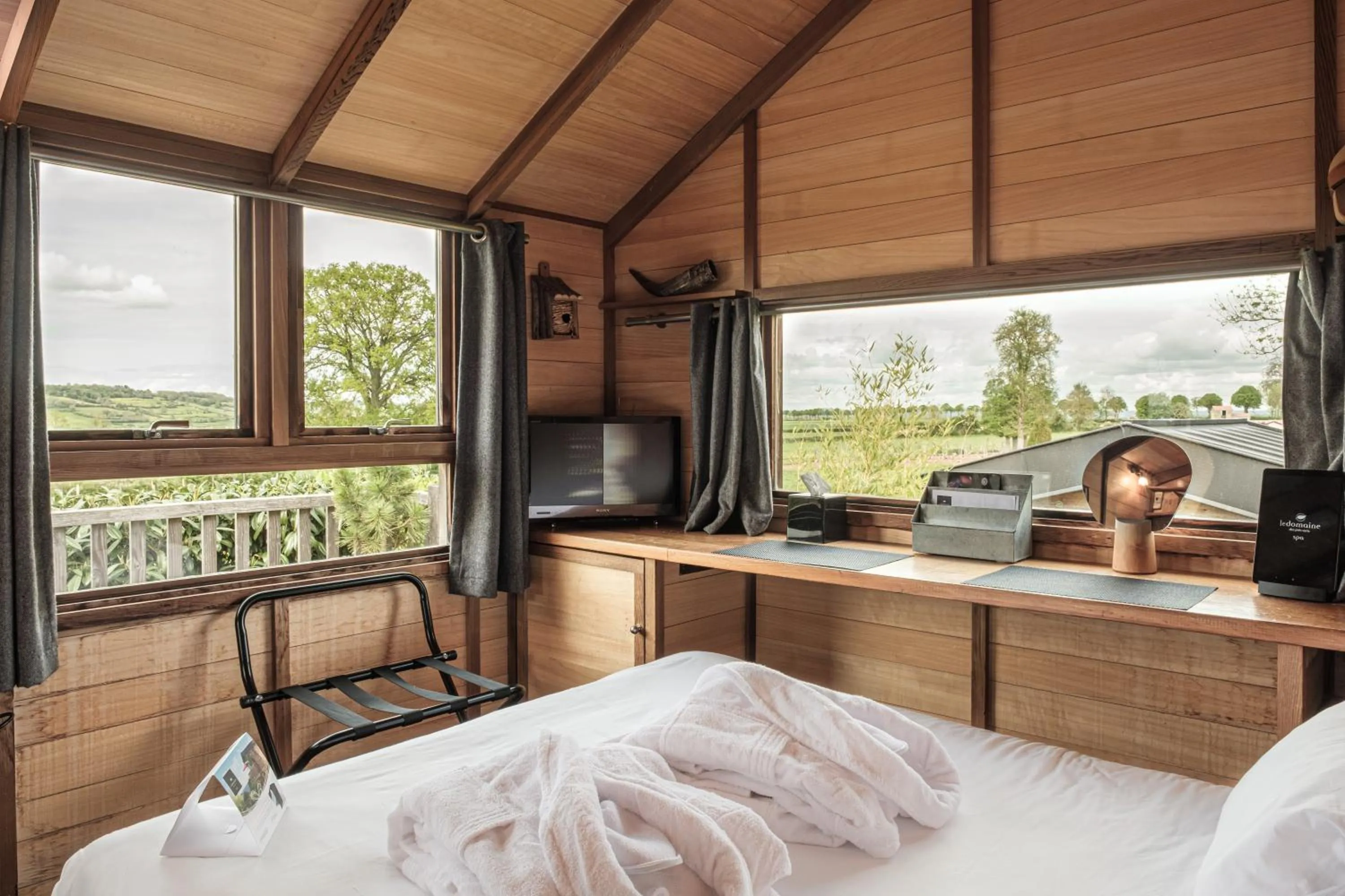 Bed in Le Domaine des Prés Verts Suites & Chambres avec Jacuzzi Privatif