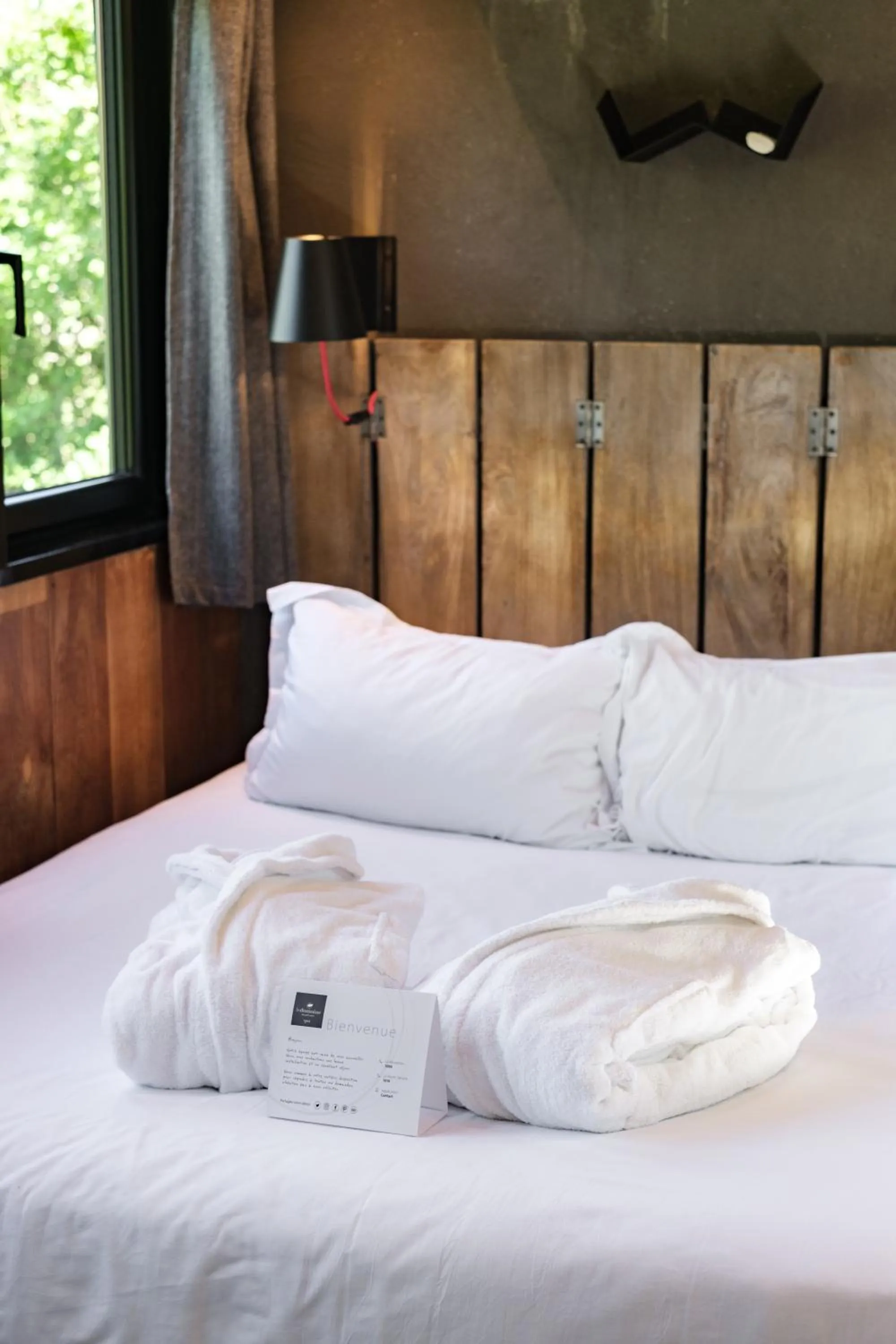 Bed in Le Domaine des Prés Verts Suites & Chambres avec Jacuzzi Privatif