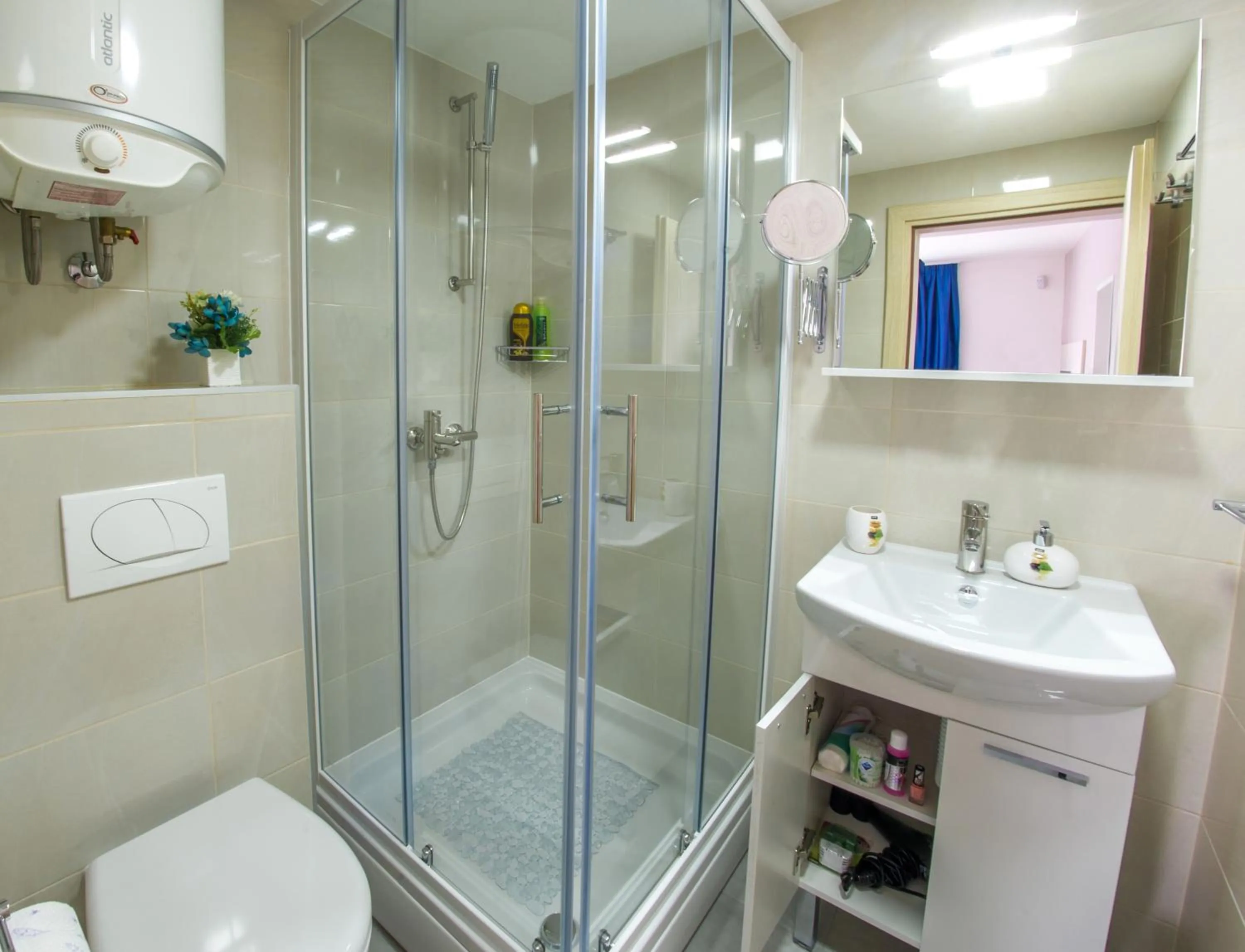 Shower in Five Rivers Rooms