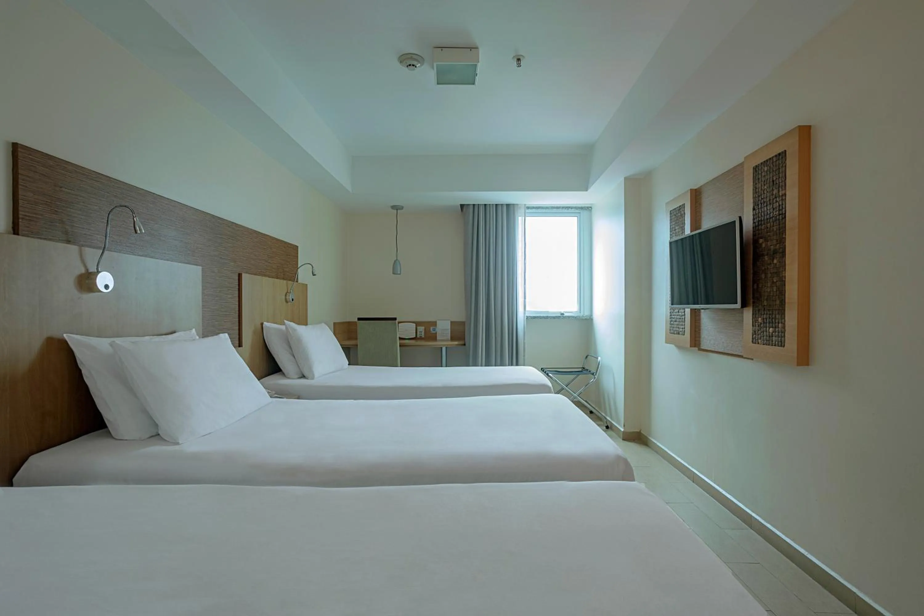 View (from property/room), Bed in Mercure Maceio Pajuçara