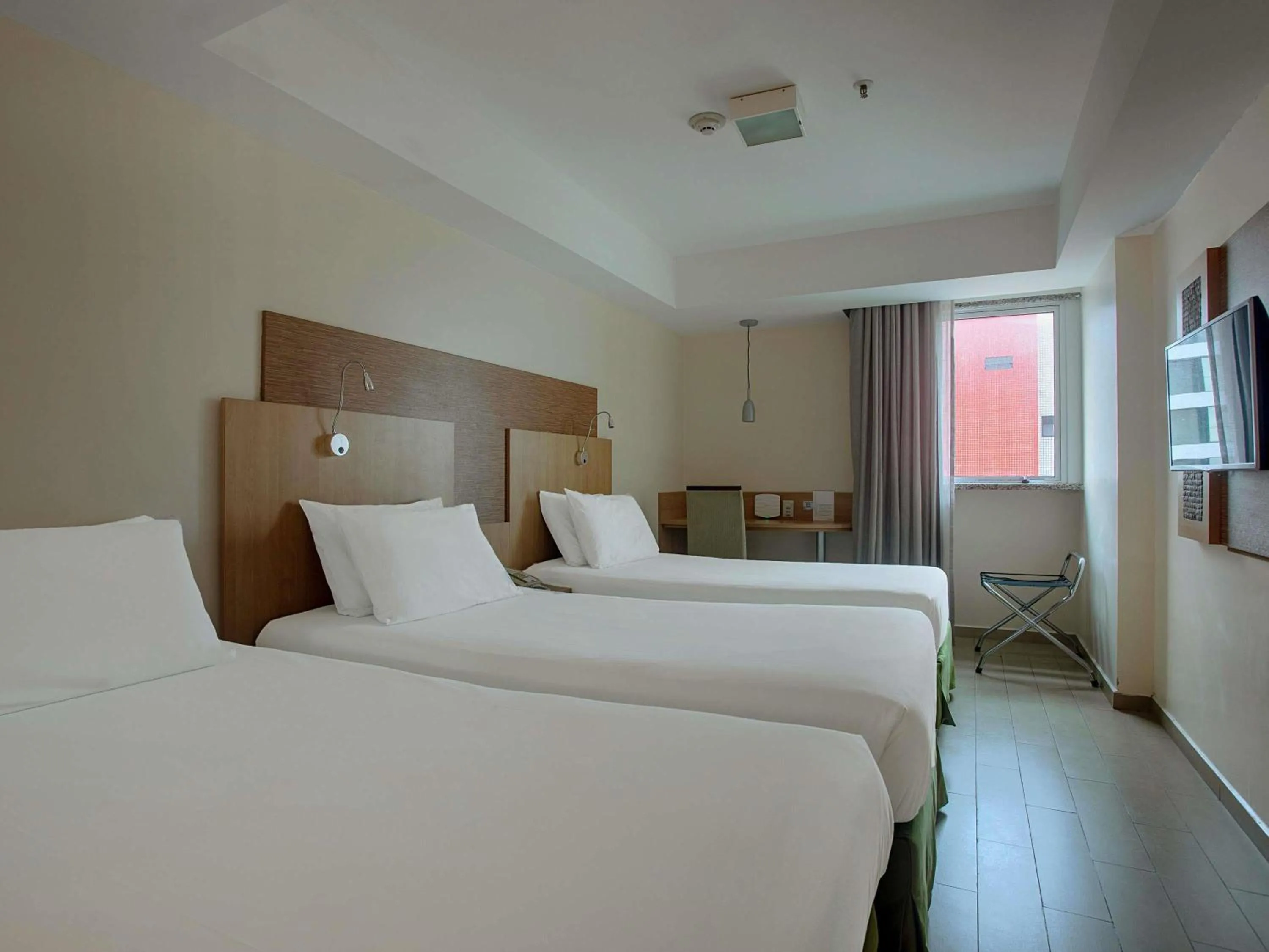 Standard Room With Three Single Beds in Mercure Maceio Pajuçara