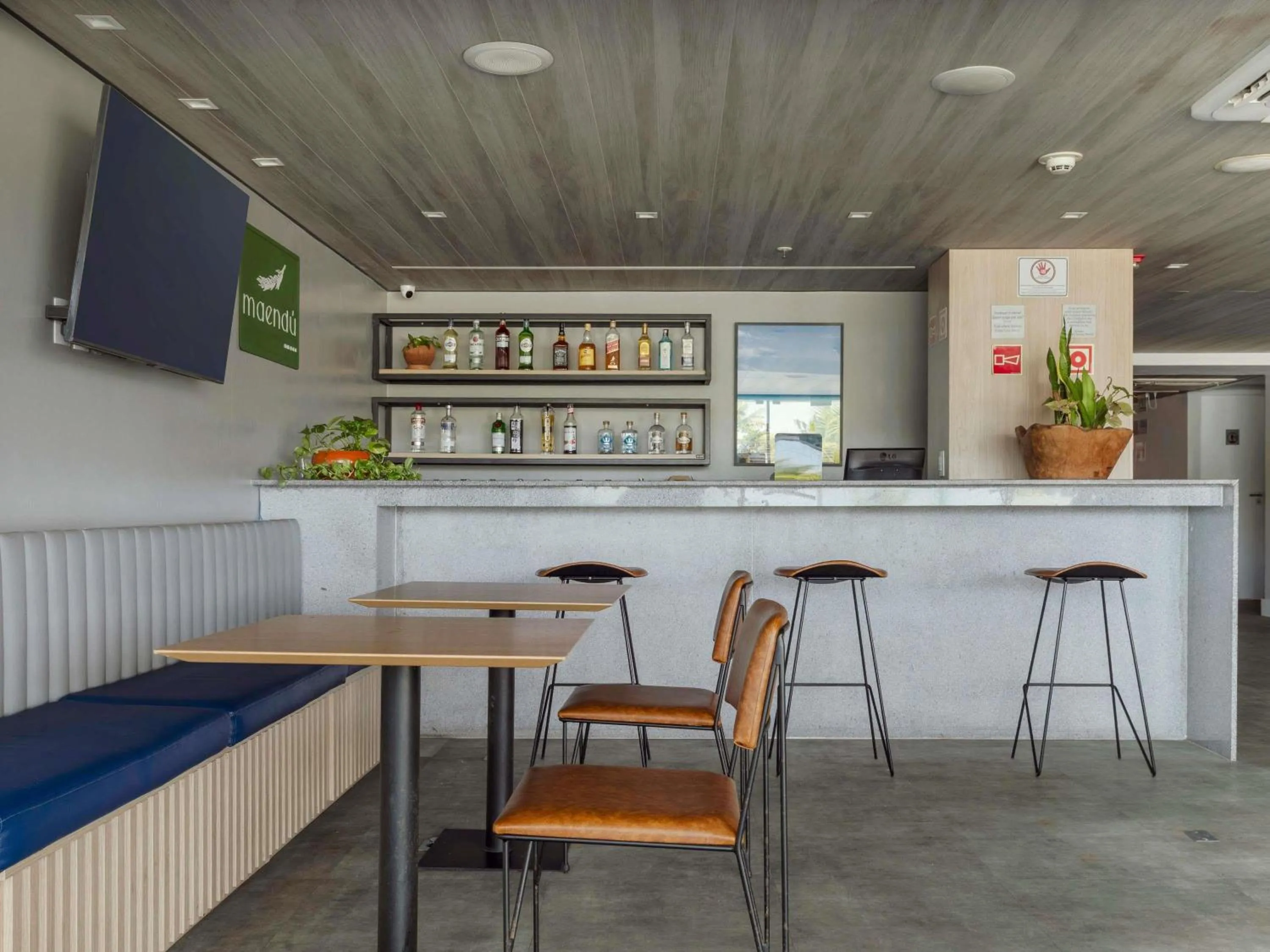 Lounge or bar in Mercure Maceio Pajuçara