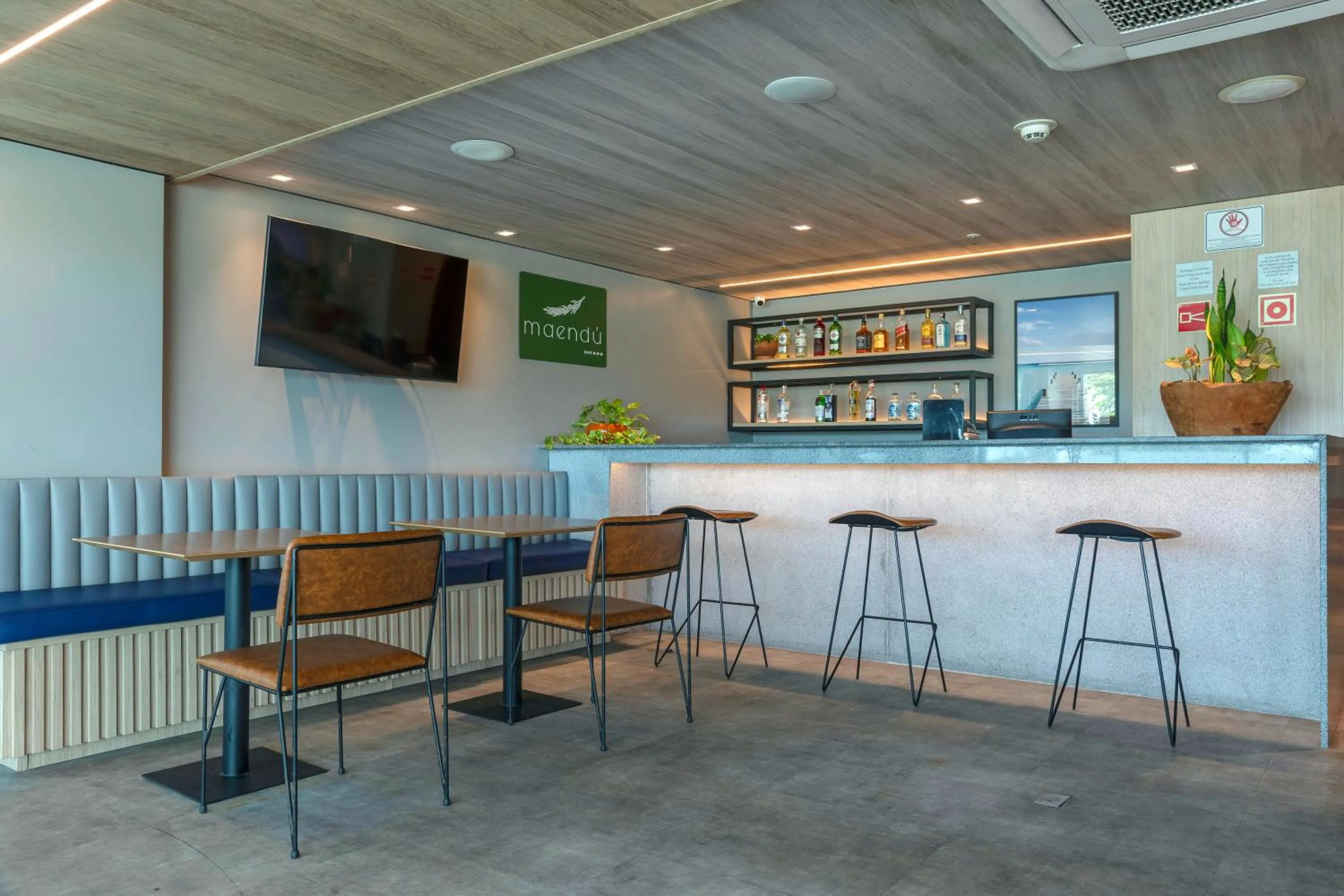 Lounge or bar in Mercure Maceio Pajuçara