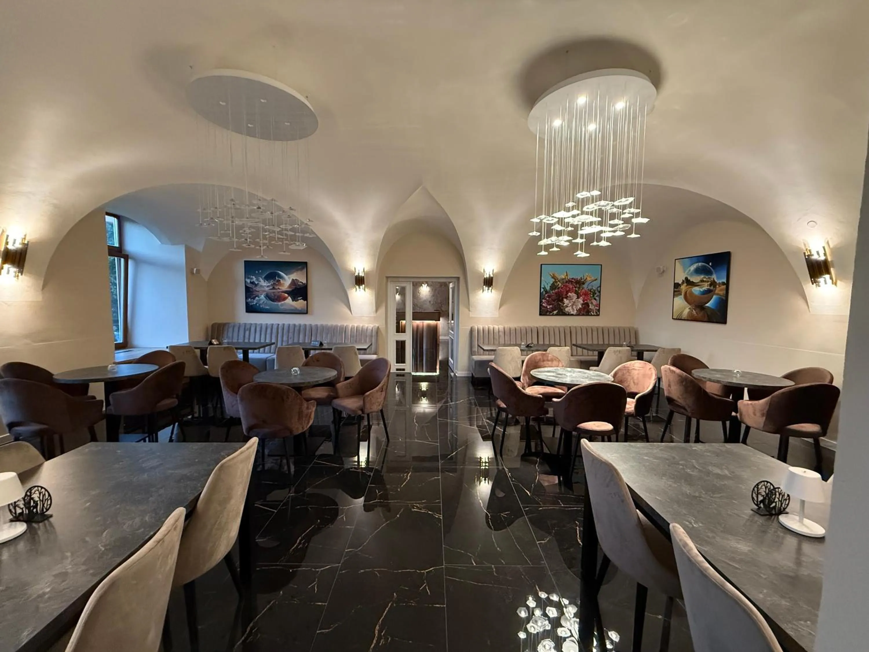 Restaurant/places to eat in Hotel Jelen
