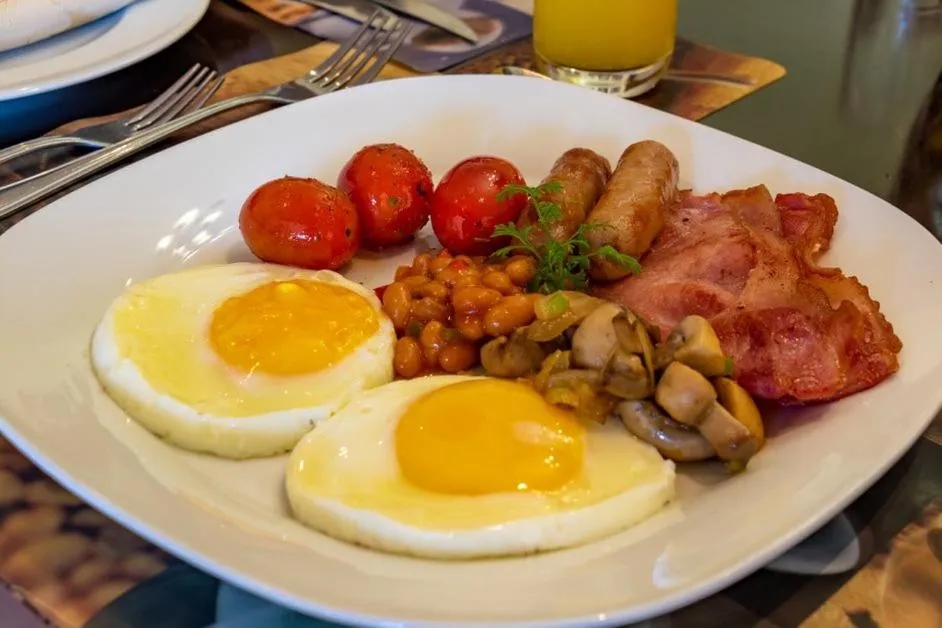 Breakfast in Hoyohoyo Chartwell Lodge