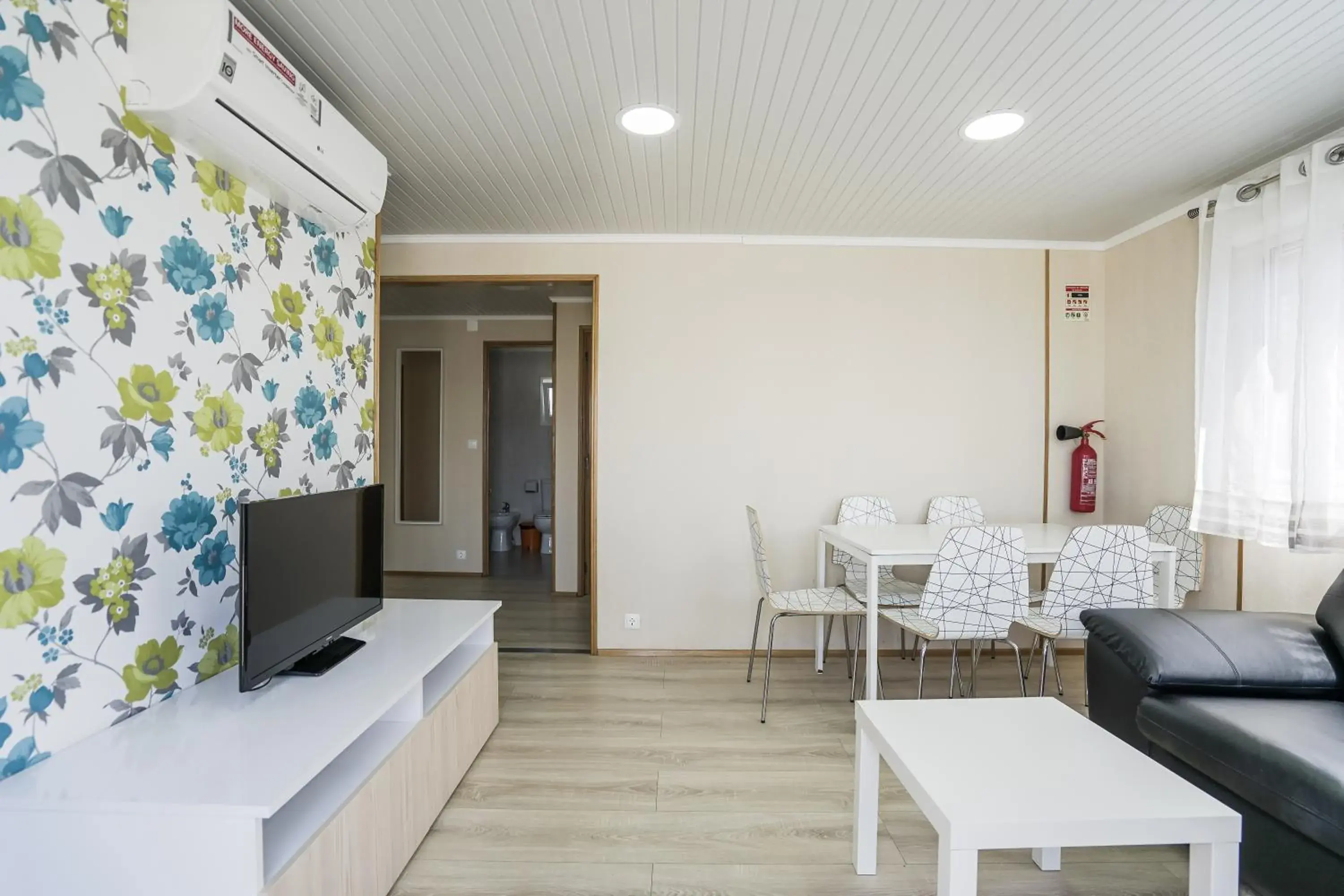 Three-Bedroom Bungalow in Urban Art by Campigir Three-Bedroom Bungalow in Urban Art by Campigir