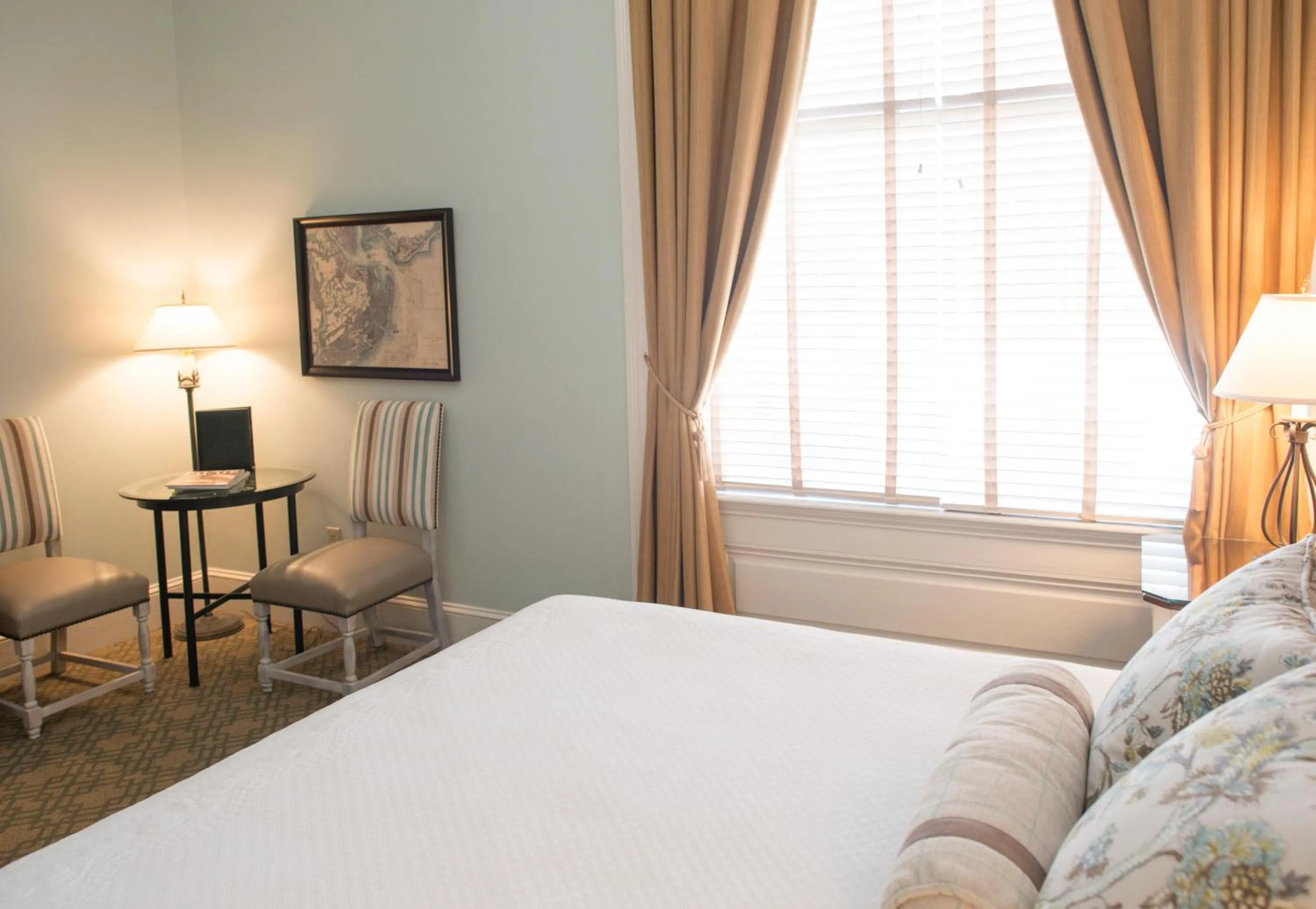 Seating area, Bed in Fulton Lane Inn