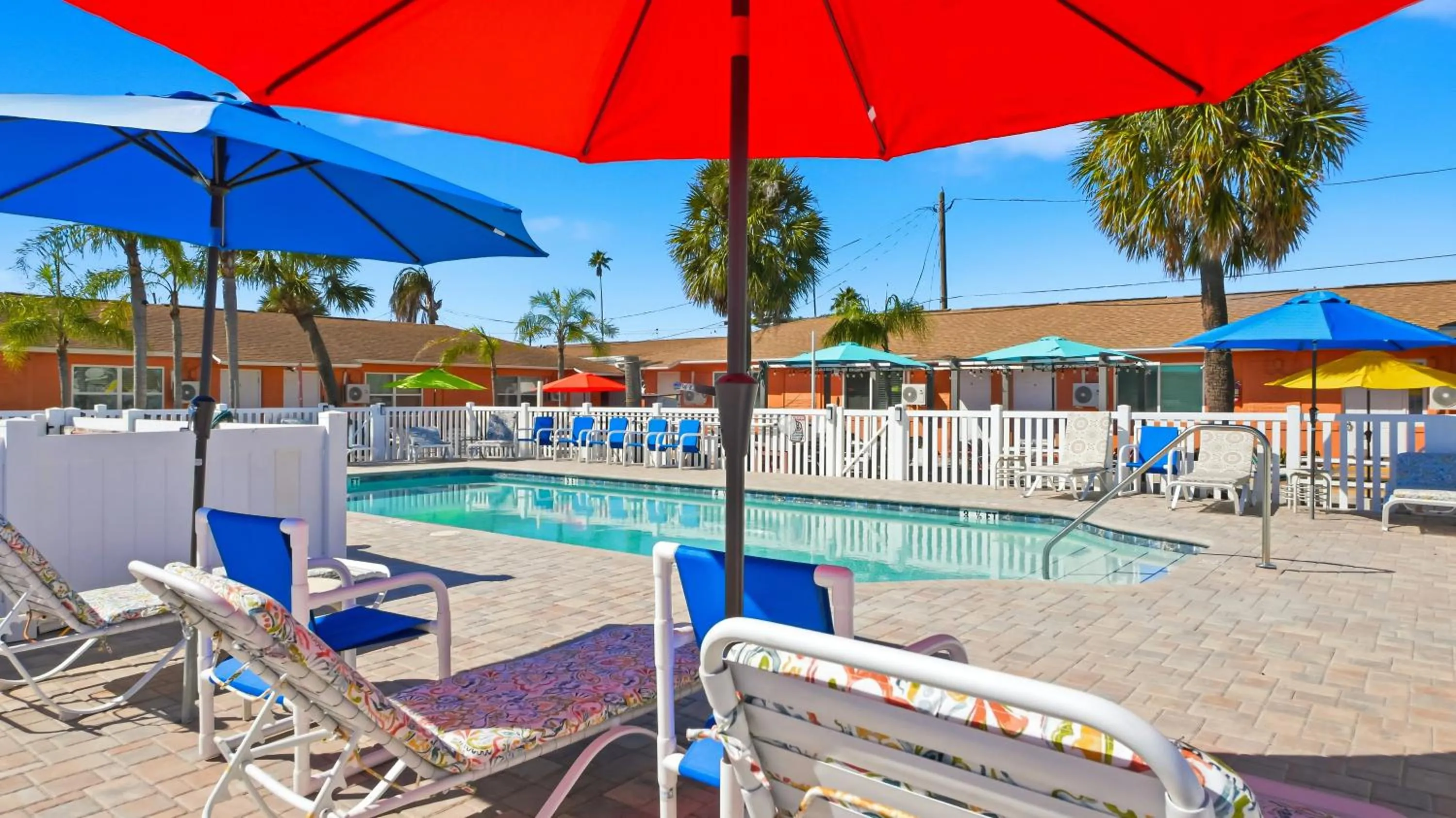 Swimming pool in Bella Sirena Inn