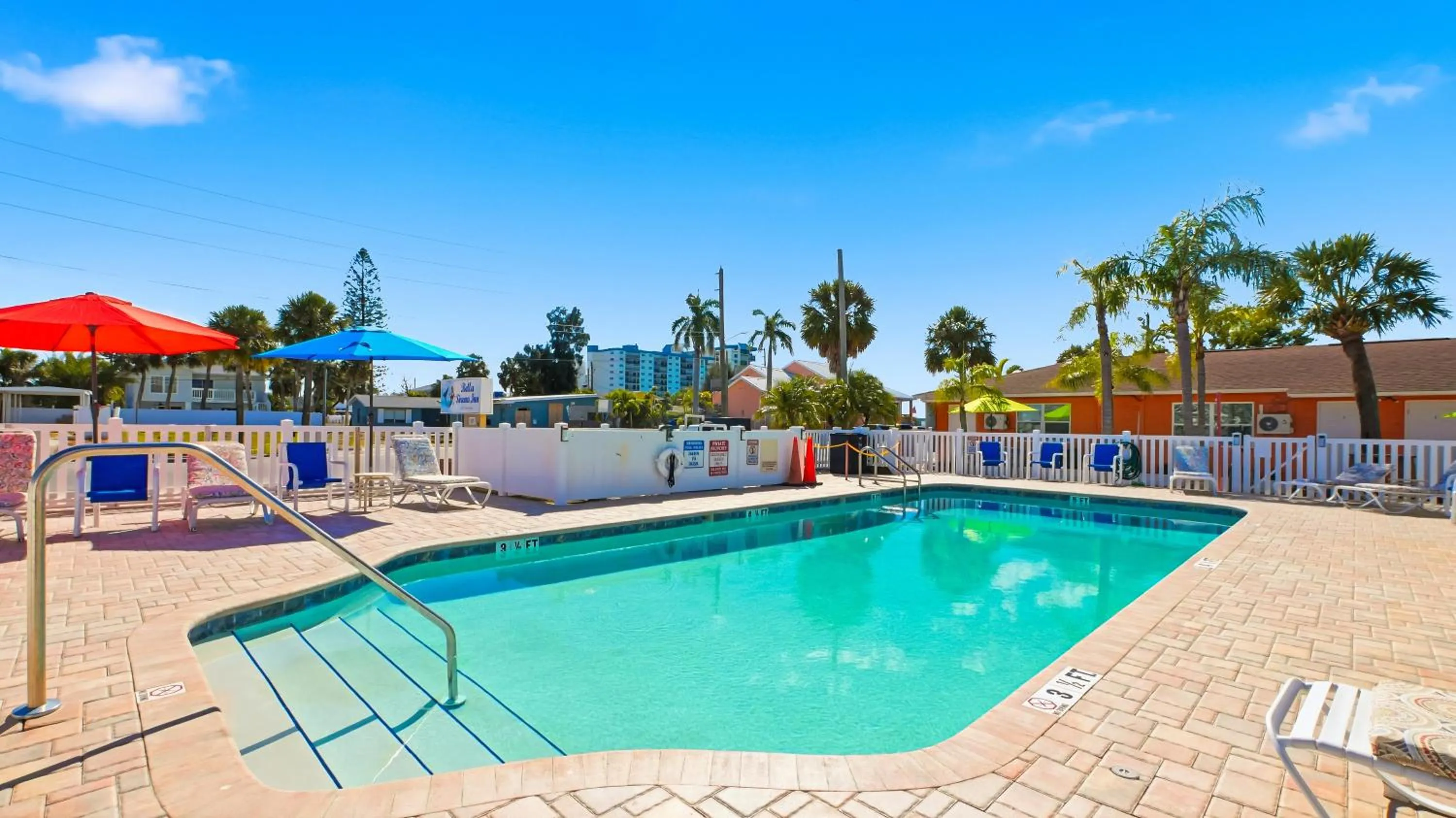 Swimming pool in Bella Sirena Inn