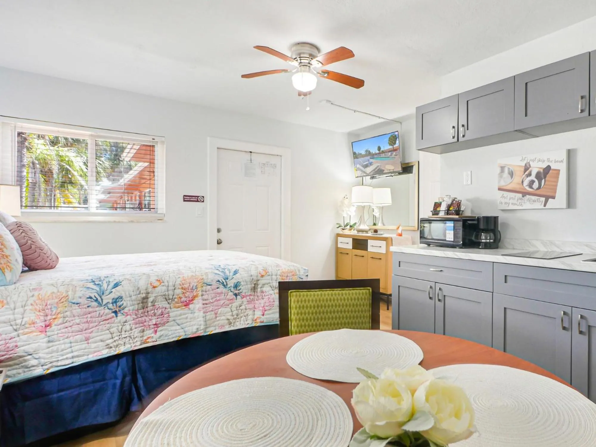 Bed in Bella Sirena Inn