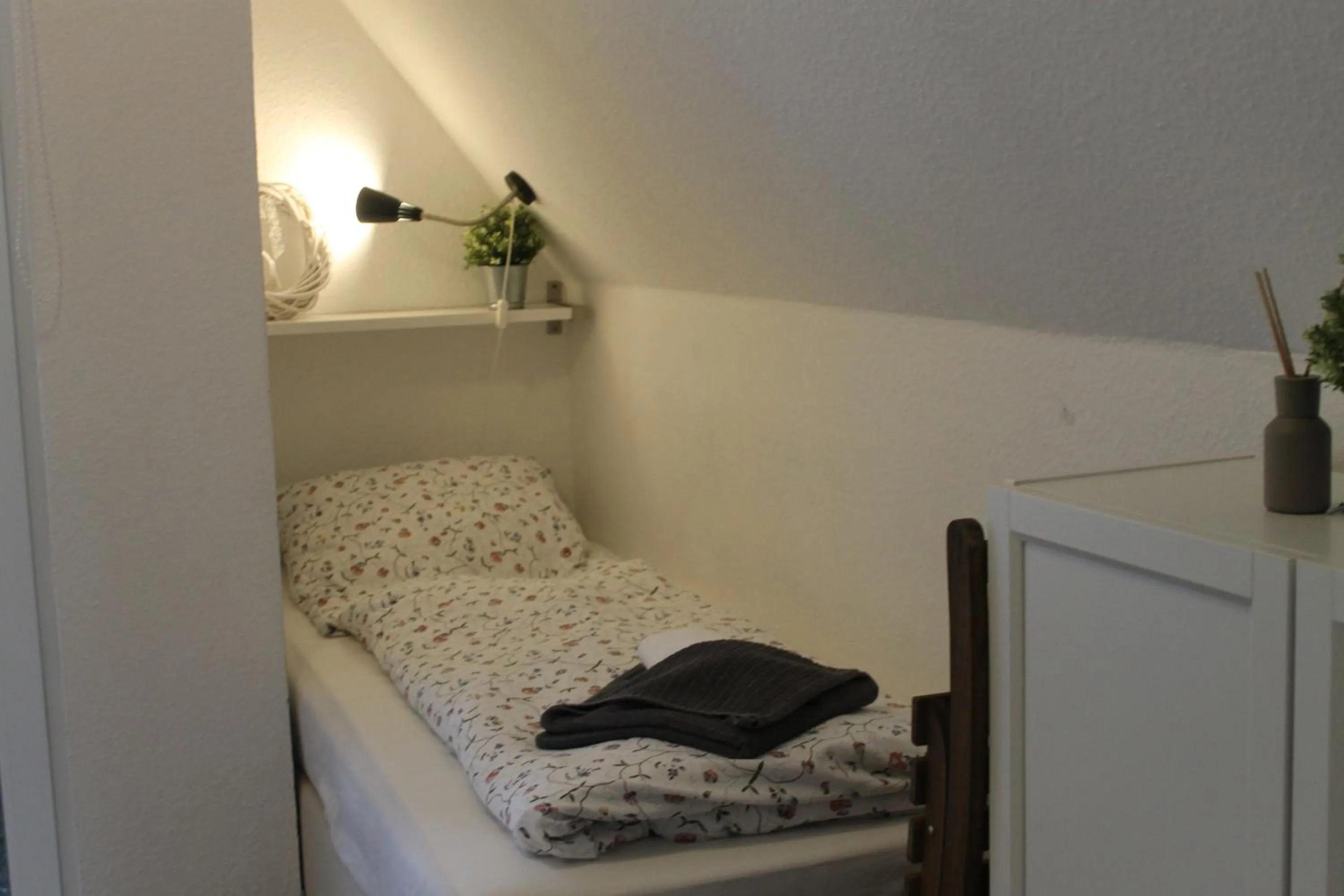 Bed in Apartment am Wall