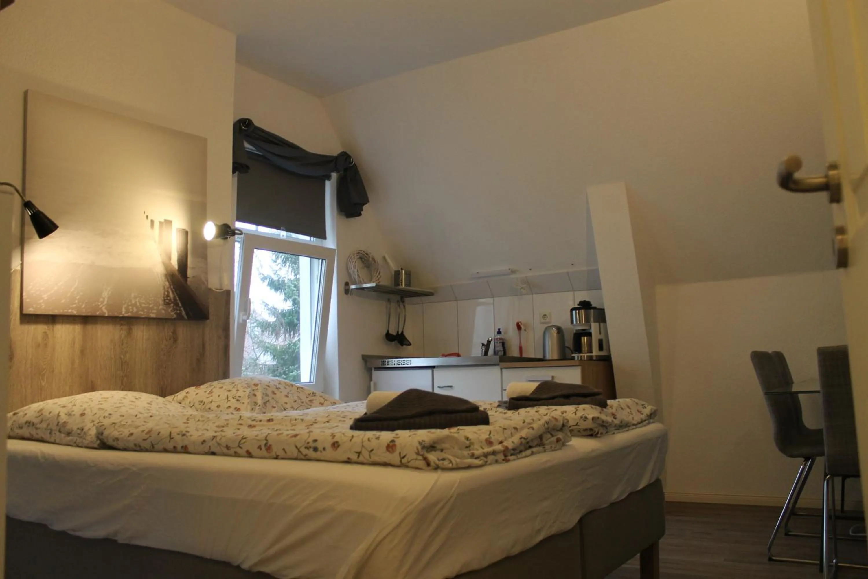 Bedroom, Bed in Apartment am Wall