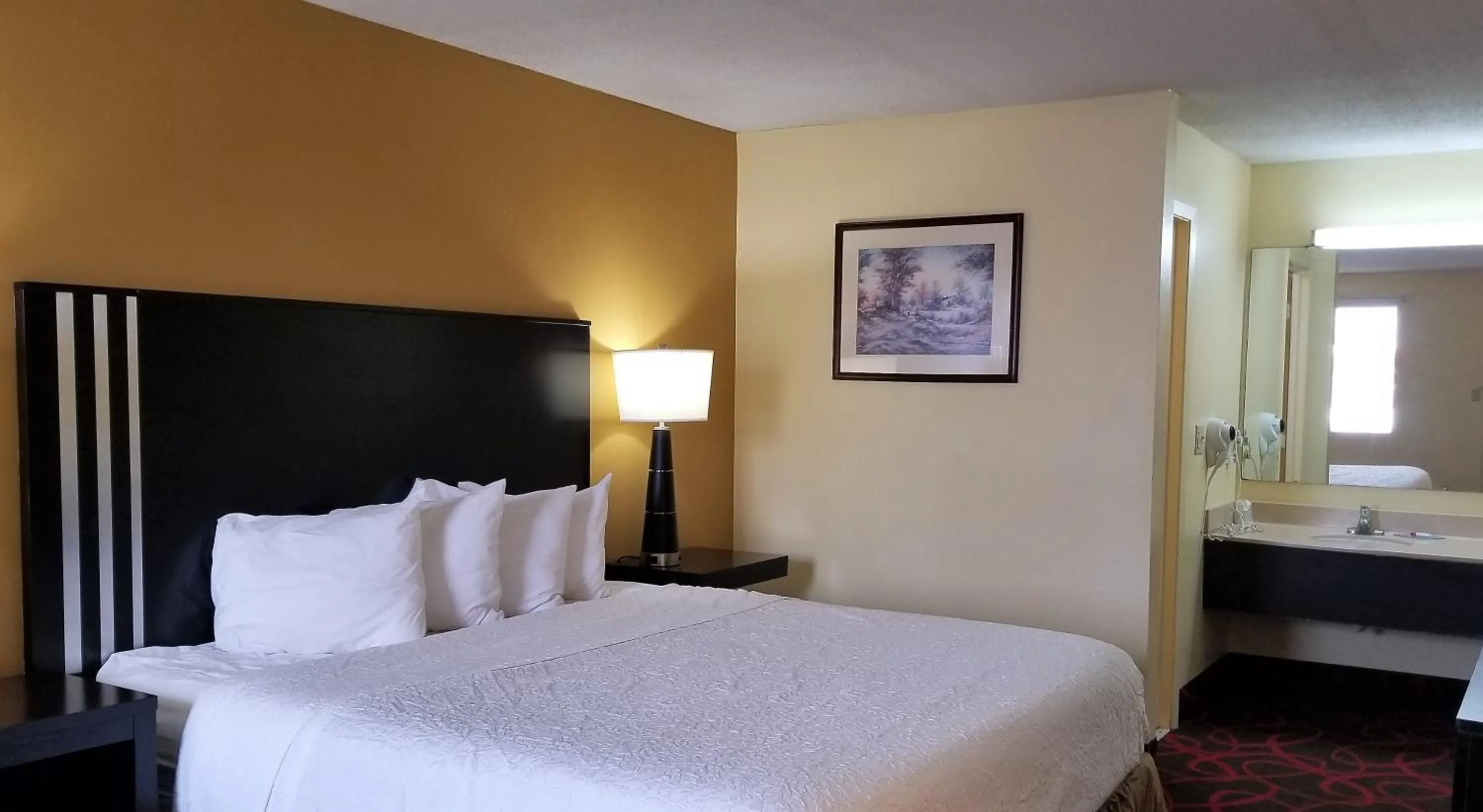 Bedroom, Bed in Travelodge by Wyndham Richmond IN