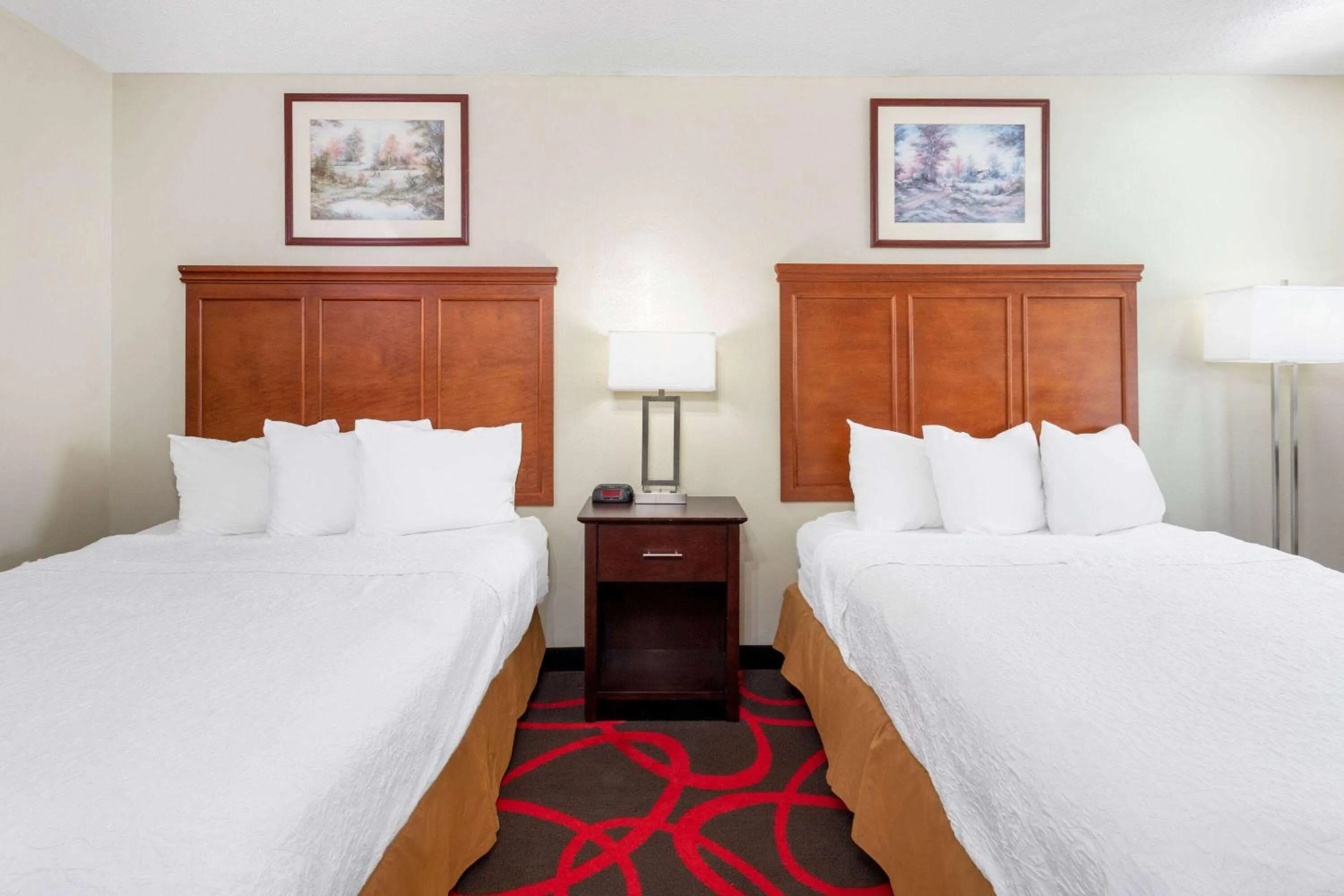 Photo of the whole room, Bed in Travelodge by Wyndham Richmond IN